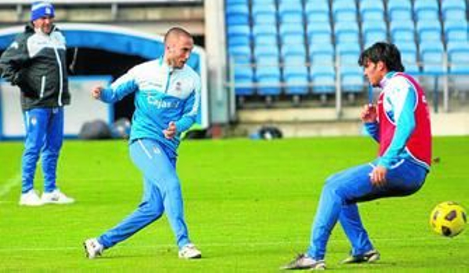 Dani pasa el balón ante la presencia de Poli durante el entrenamiento.
