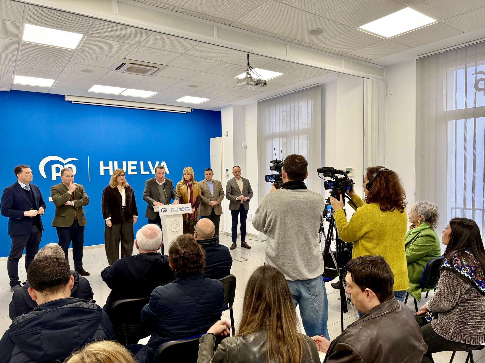 El presidente del PP de Huelva y parlamentario andaluz, Manuel Andrés González, junto a dirigentes del partido.