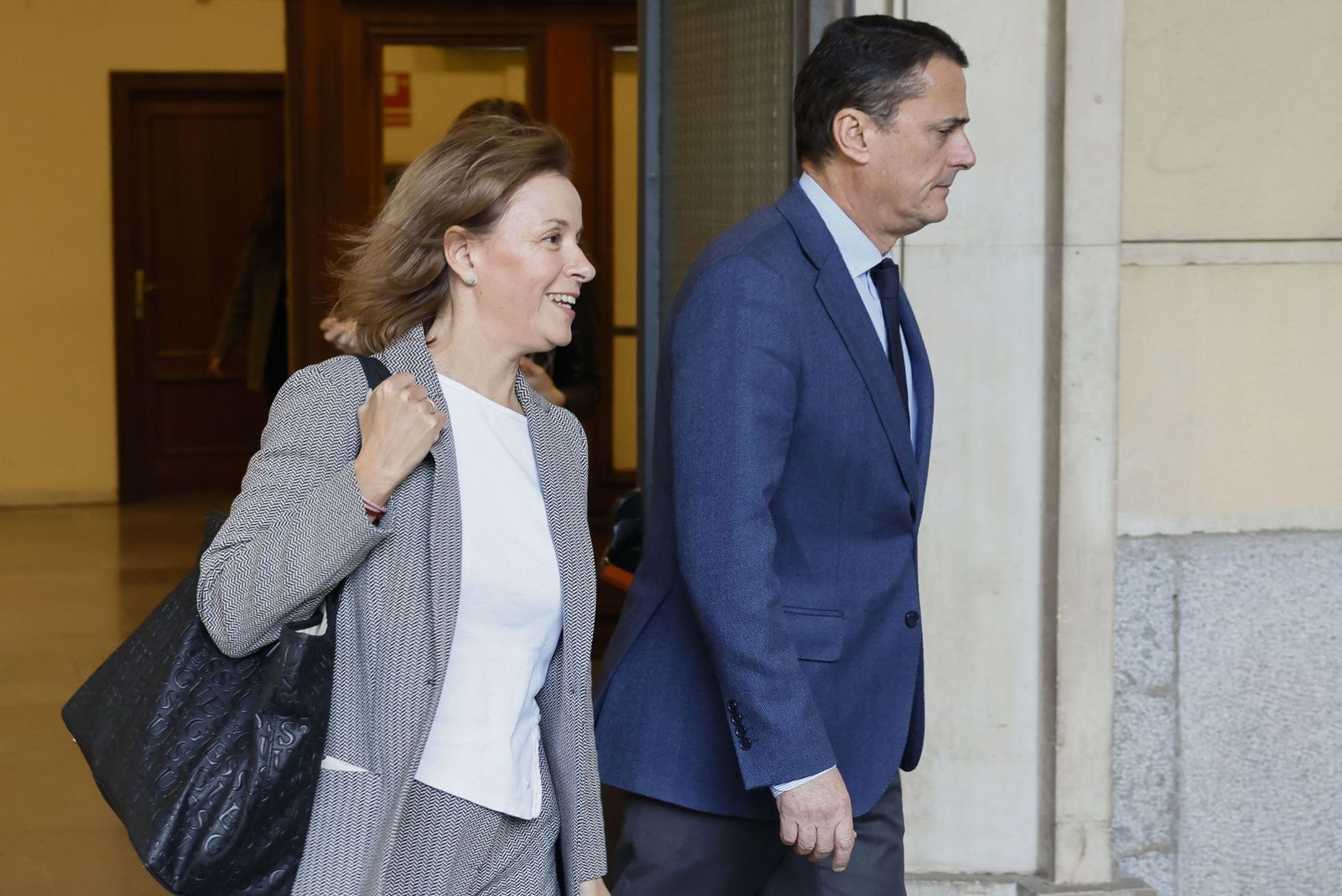 La gerente del SAS, Valle García Sánchez, sale este martes del Juzgado de Instrucción 13 de Sevilla tras declarar en calidad de investigada por presuntas irregularidades en la contratación de emergencia durante la pandemia.