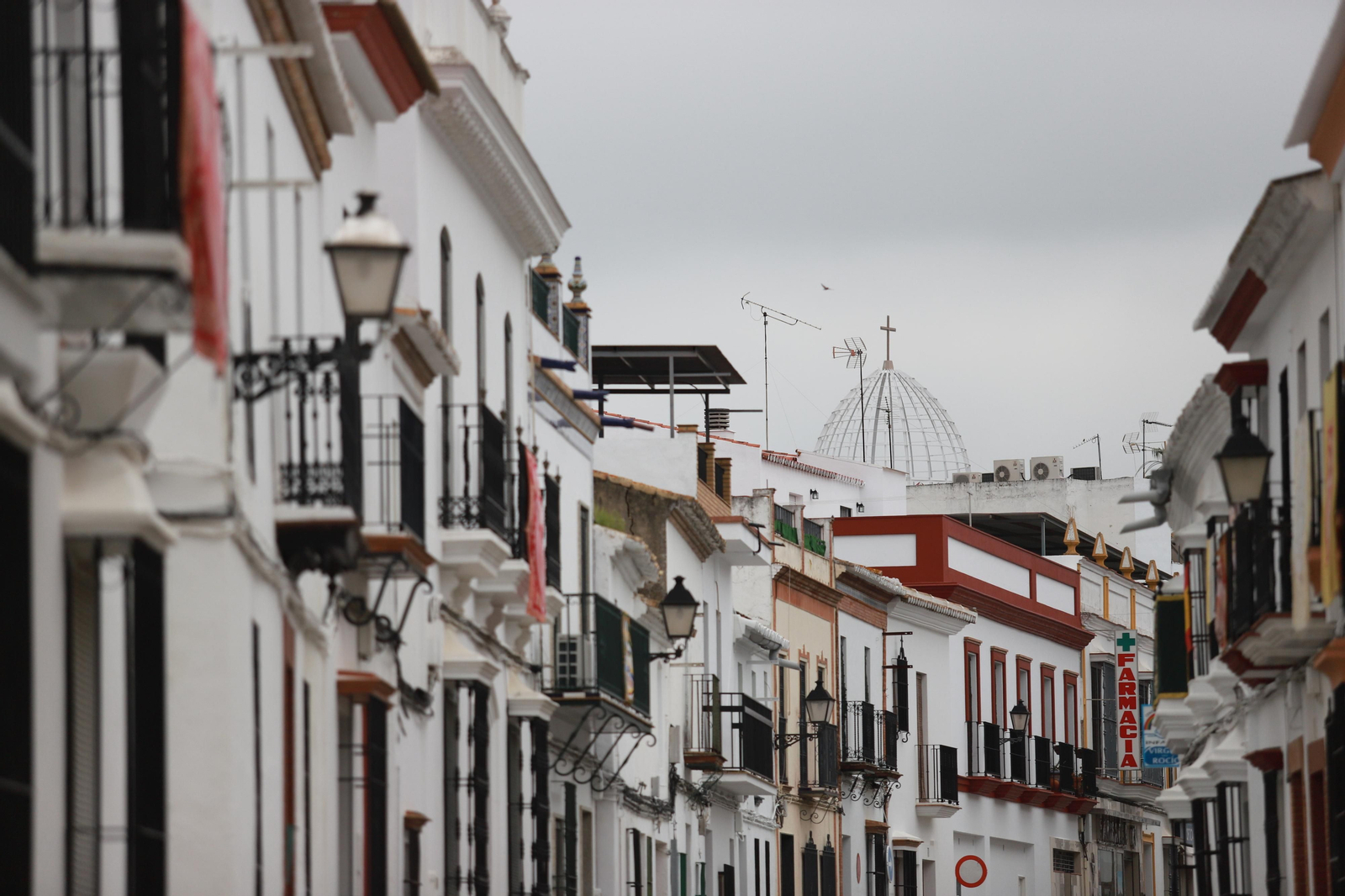 Imágenes de la jornada especial vivida en Almonte sin la procesión de la Virgen del Rocío