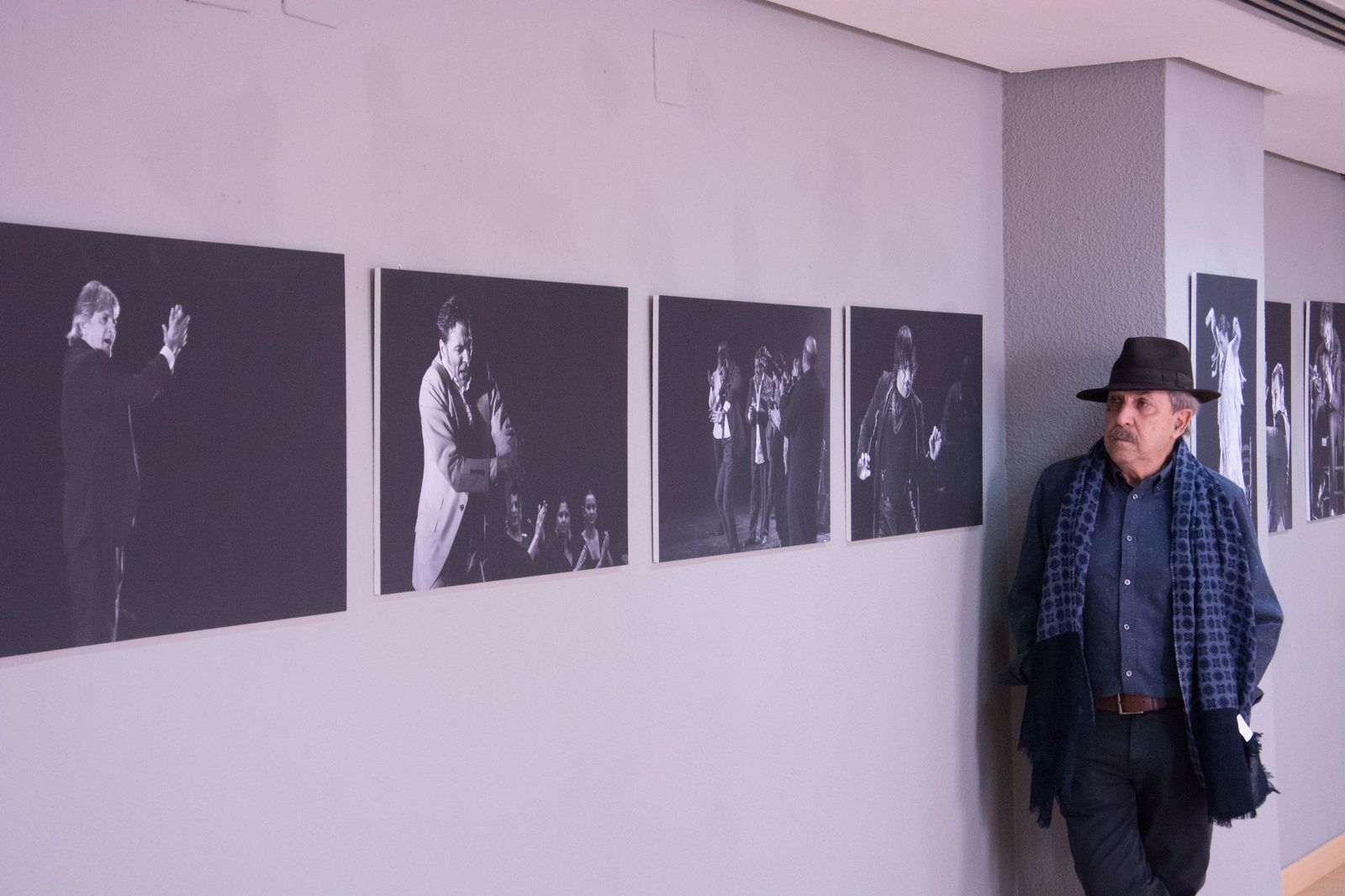 Javier Serrano posa con algunas de las obras que se podrán ver desde mañana en ‘ArteaDiario’.