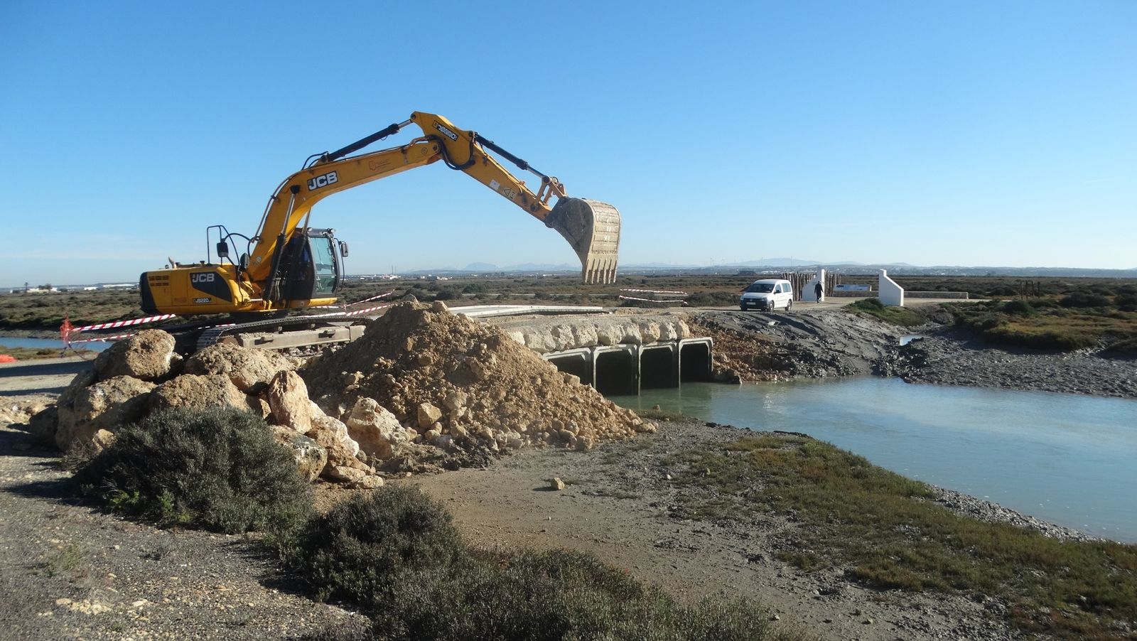 Demolición del puente provisional que se levantó para las obras del sendero entre San Fernando y Chiclana.