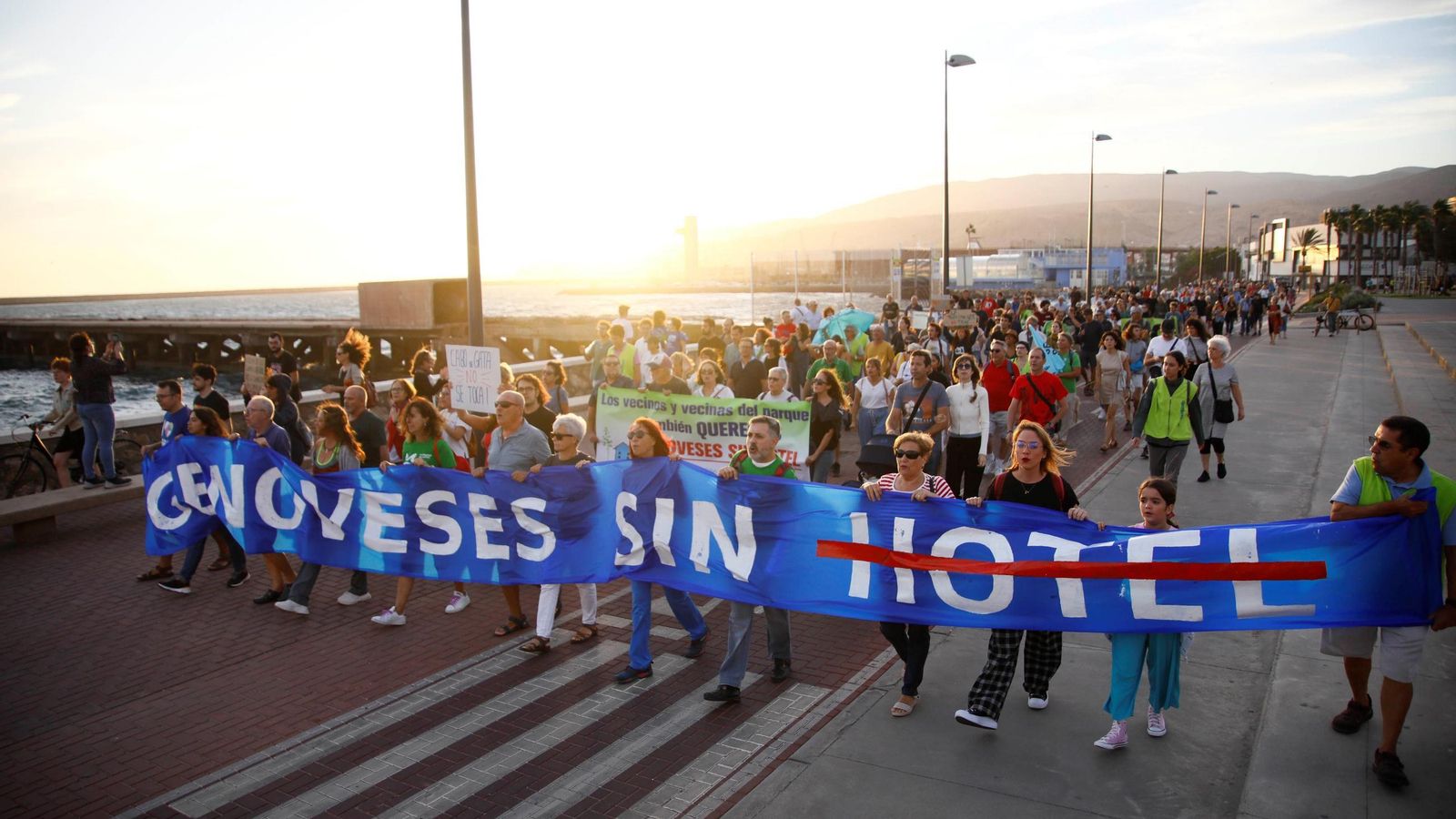 Manifestación contra la construcción de un hotel en Rodalquilar en pleno Cabo de Gata.