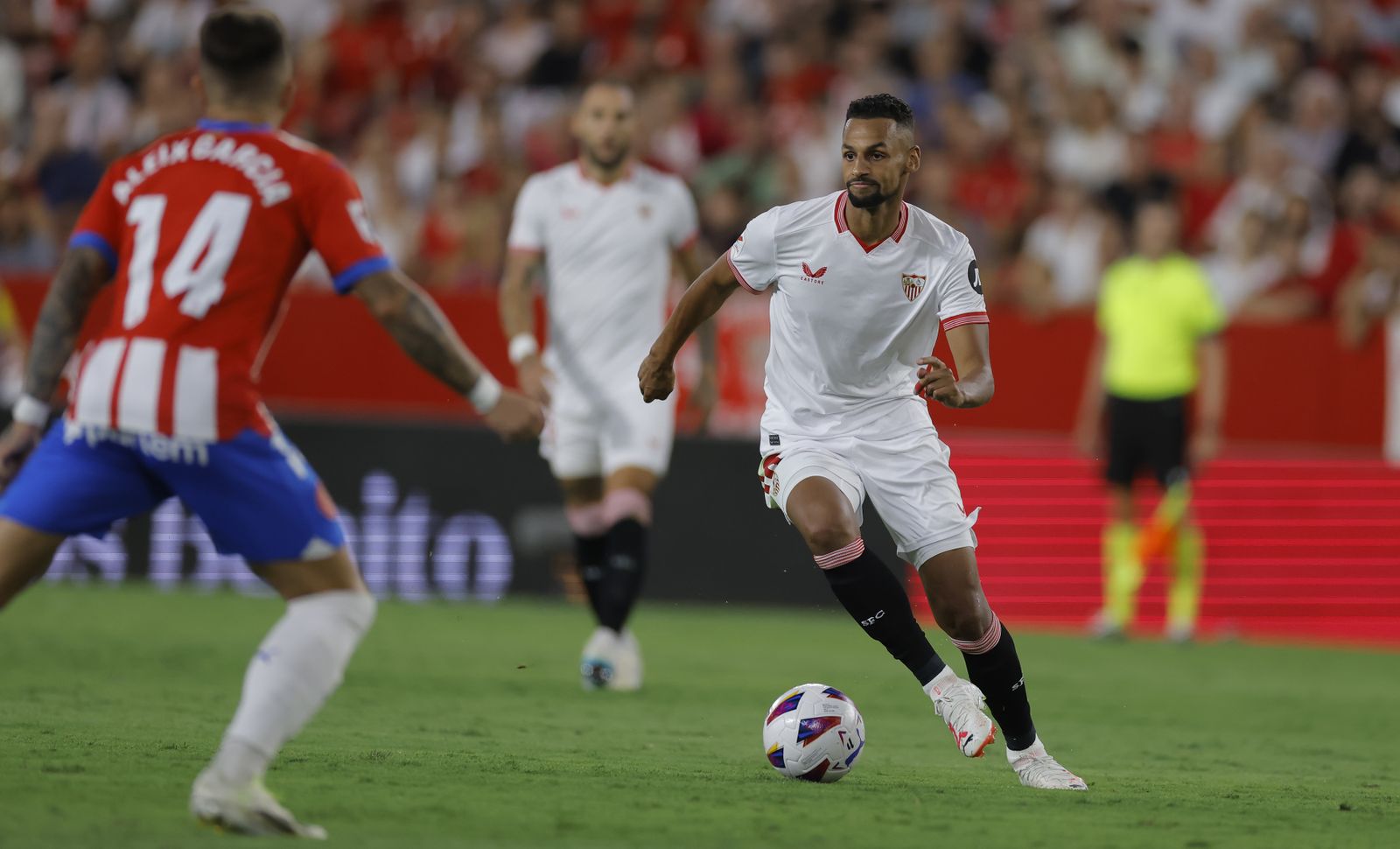 Sow conduce el balón ante Aleix García.