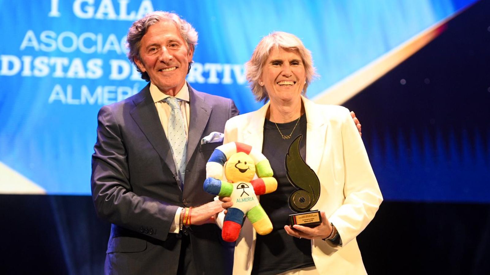 Jesús Álvarez, con la premiada Paloma del Río.