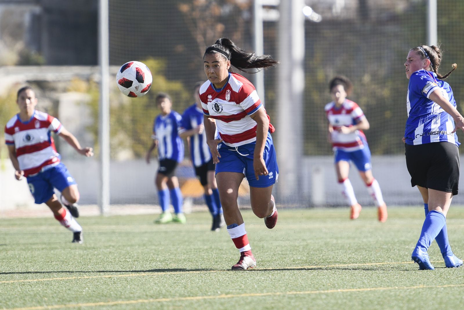 Oviedo, jugadora del Granada CF femenino, lanza una contra en el partido.