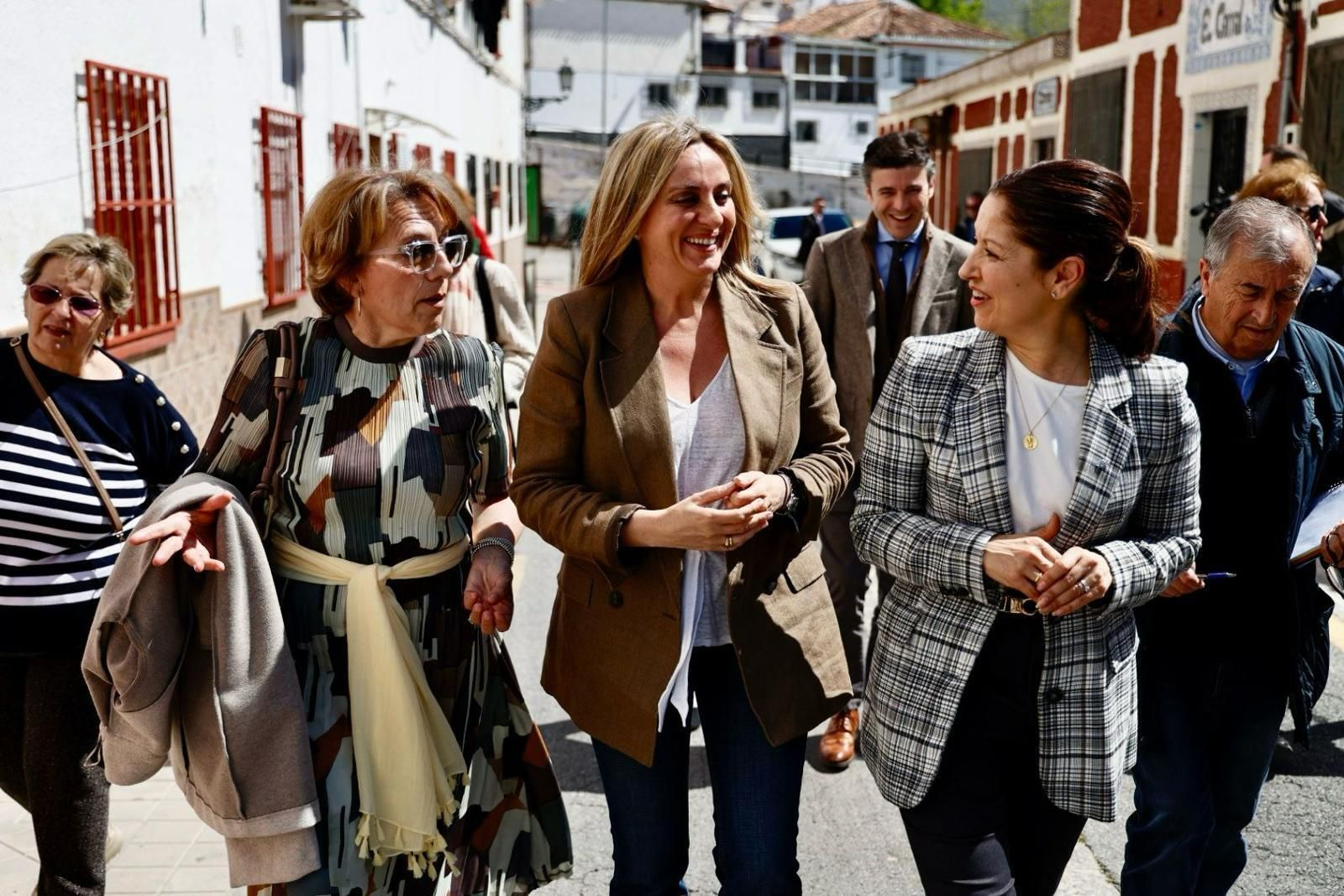 Visita de la alcaldesa Marifrán Carazo al barrio en Lancha del Genil