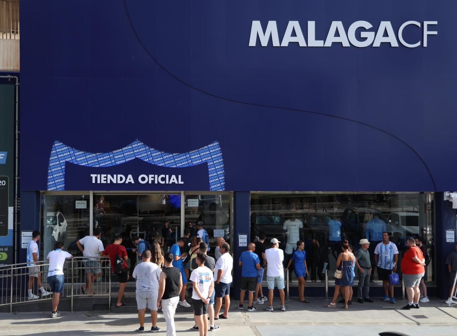 Así lucen la segunda y tercera camiseta del Málaga CF en la tienda