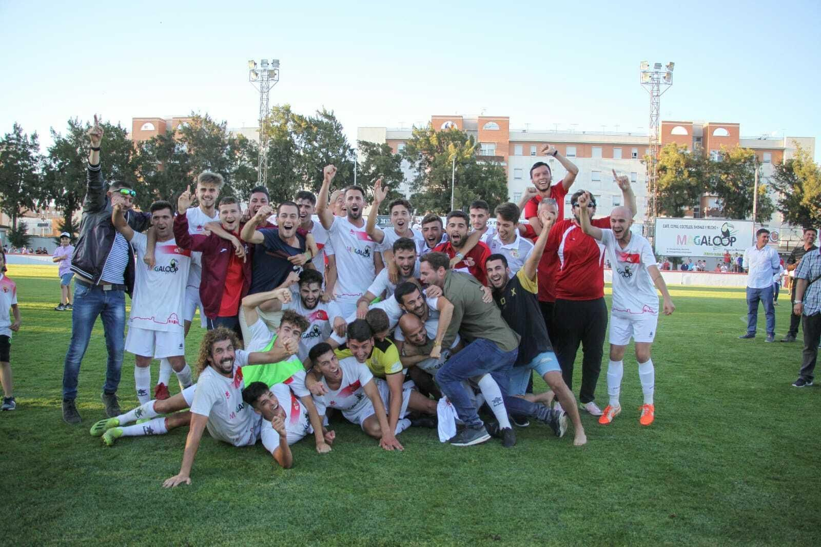 Jugadores, parte del cuerpo técnico y de la directiva del Chiclana celebran el ascenso en el Municipal.