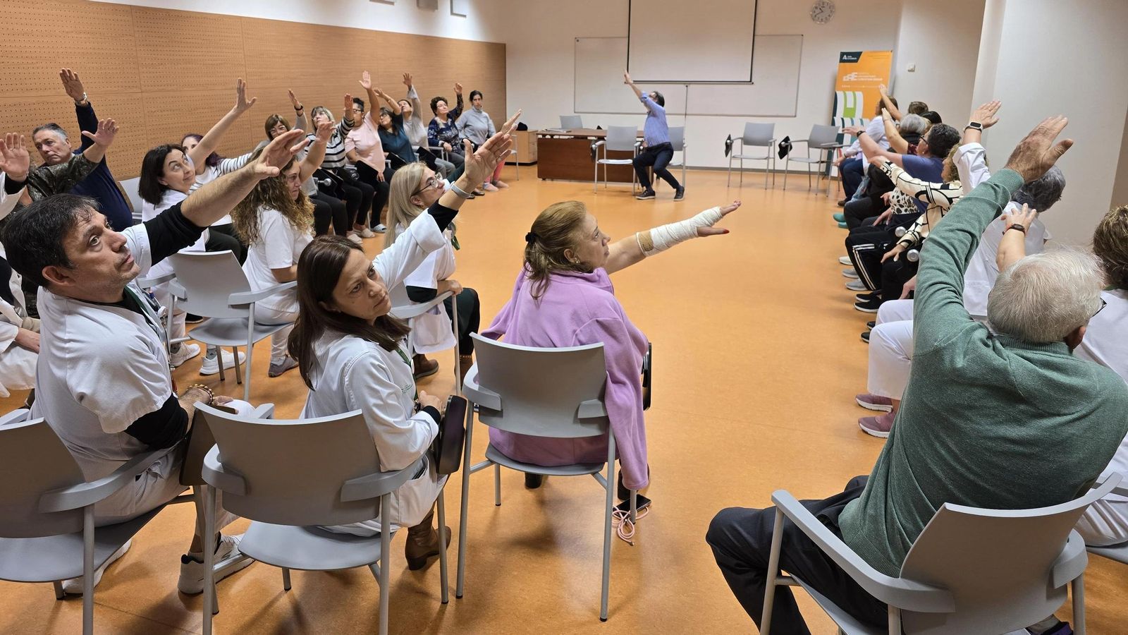 Taller de estiramientos de personas cuidadoras en el Hospital Clínico San Cecilio de Granada