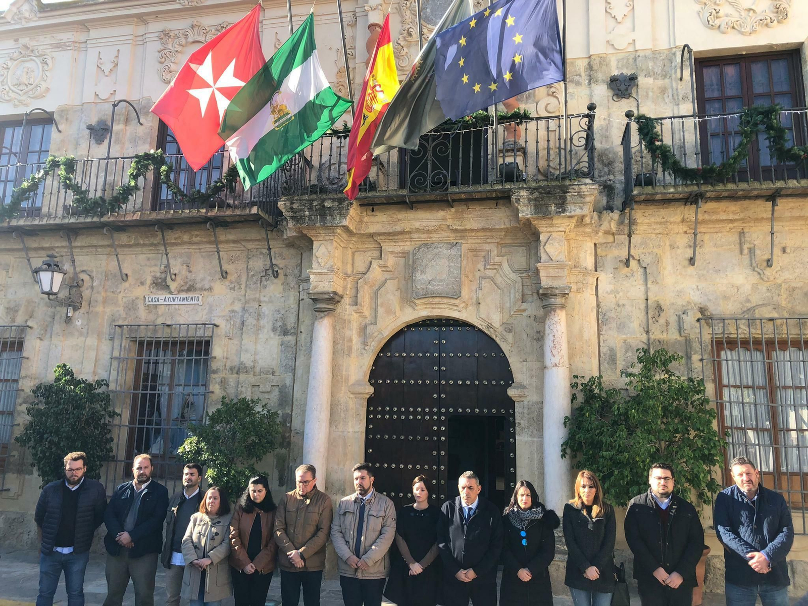 La Plaza de España de Lora del Río durante el minuto de silencio.