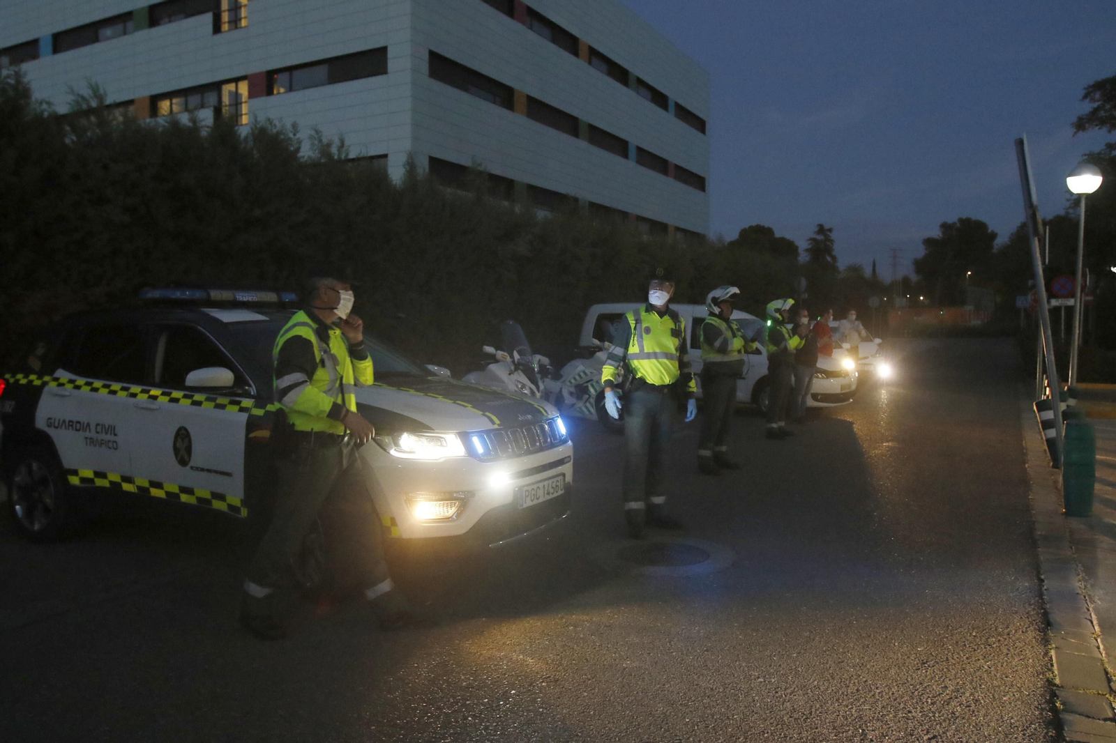 Los profesionales del Hospital Reina Sofía de Córdoba devuelven los aplausos de los cordobeses
