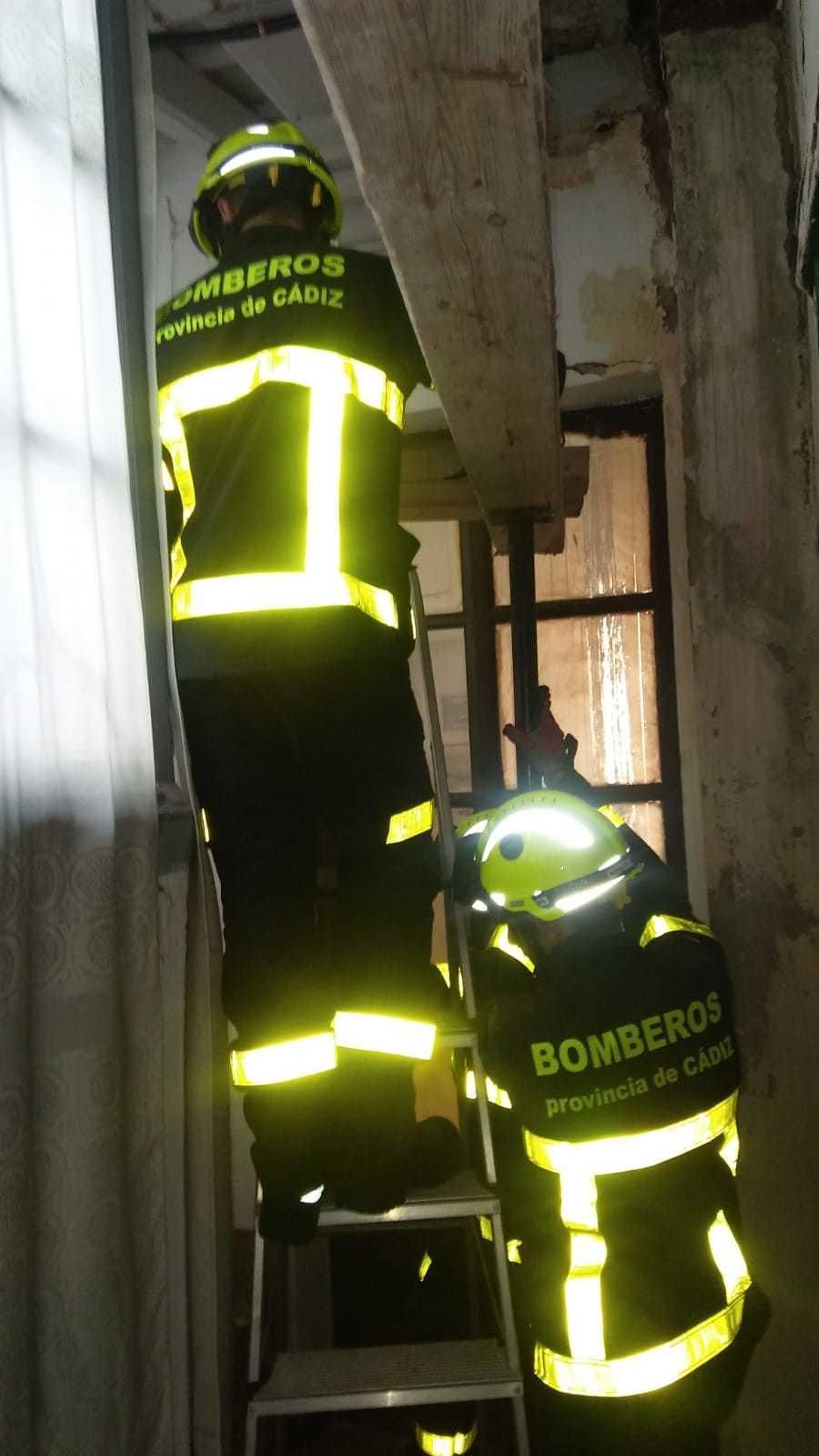 Un bombero trabaja en el apuntalamiento de una viga en Bendición de Dios.