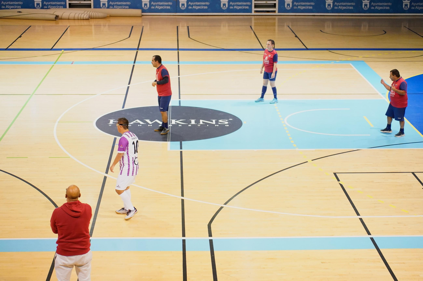 Desde las 9:00 hasta las 12:30. XXIII Torneo de Navidad de Fútbol Sala Apadis-Loluba C.F. para personas con discapacidad intelectual, en el Polideportivo ¿Ciudad de Algeciras-Dr. Juan Carlos Mateo¿. Lo suyo son fotos de grupos, pero también de partidos. Una galería: "Las fotos del XXIII Torneo de Navidad de Fútbol Sala para personas con discapacidad intelectual, en Algeciras" . .