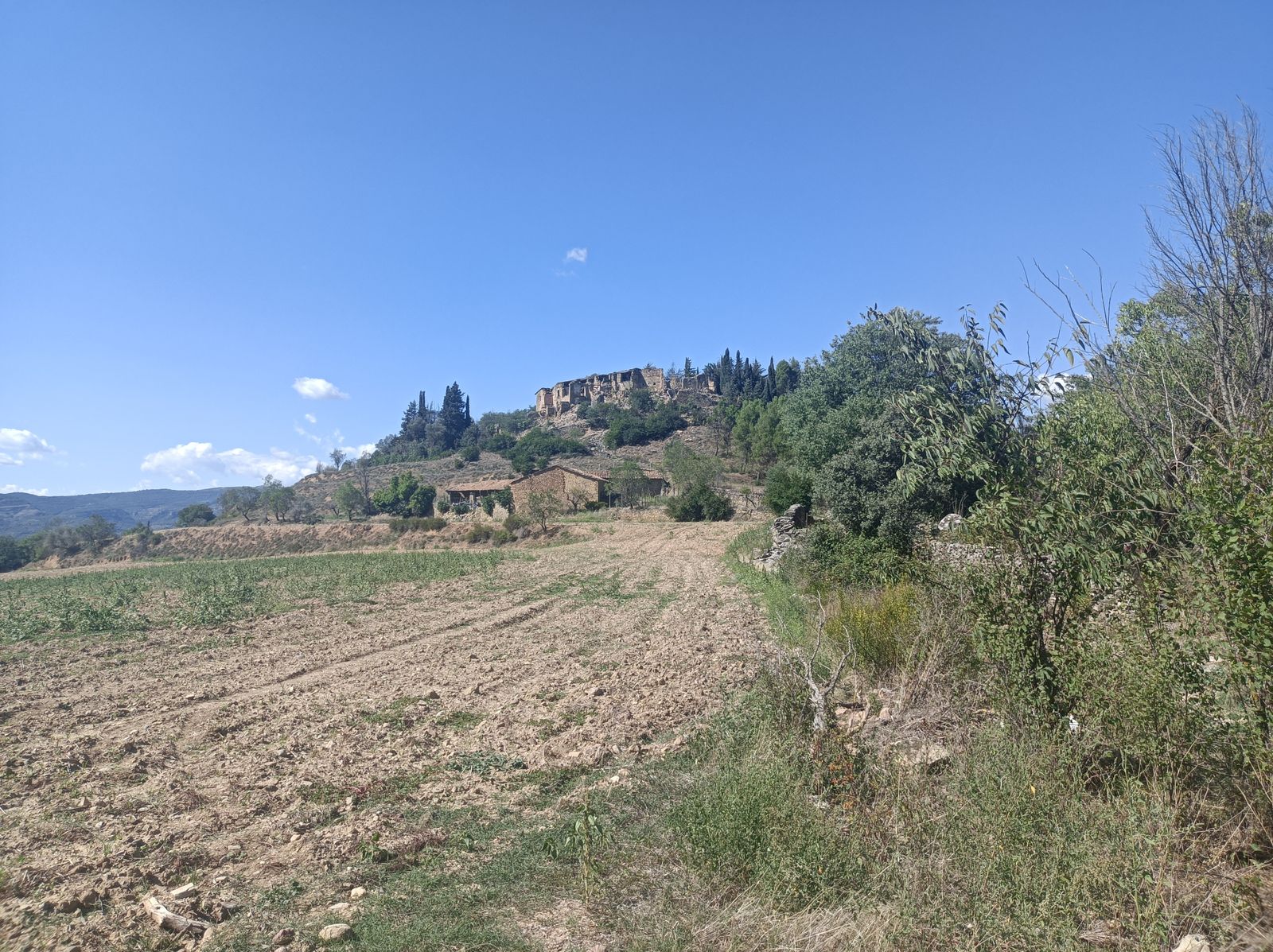 Al fondo, el despoblado de Portaespana.