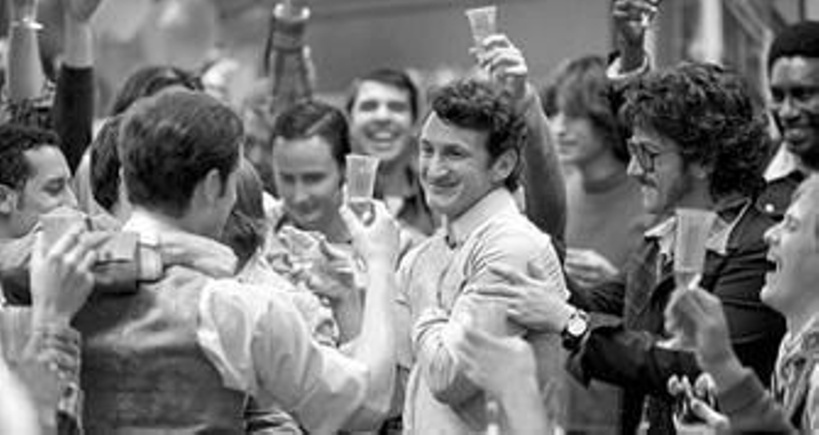 Sean Penn, caracterizado con una estética setentera, en 'Mi nombre es Harvey Milk'.