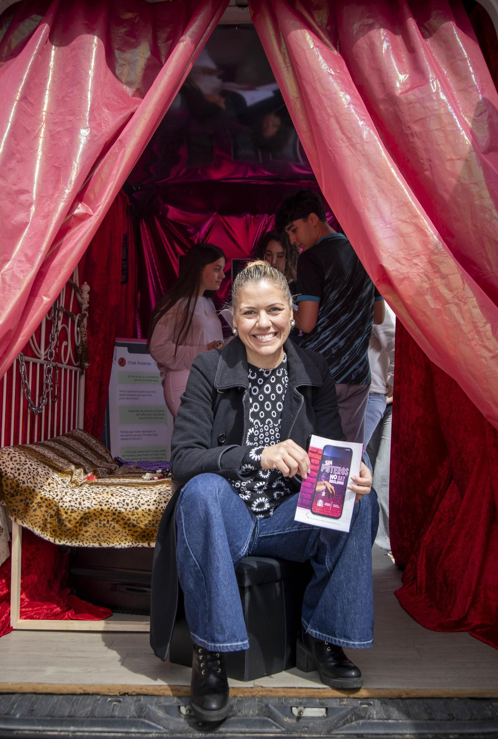 Sensibilización sobre la trata de mujeres en el IES Maestro Padilla de Almería, en imágenes