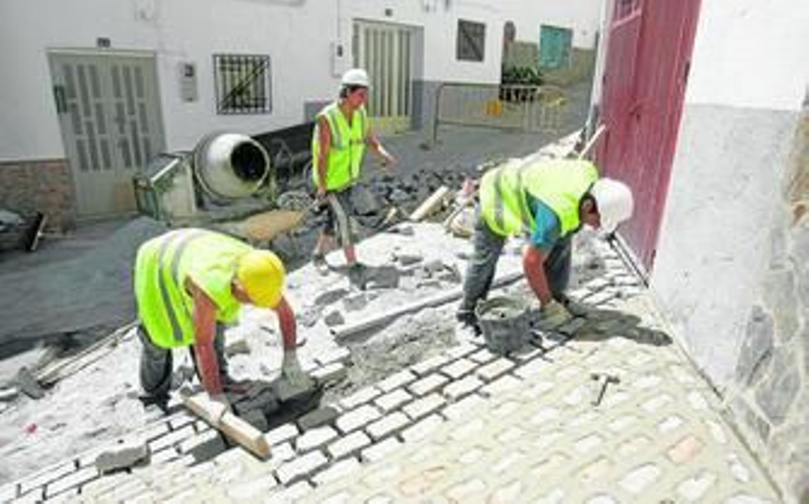 Parados beneficiados por el Decreto de Exclusión Social en Serón, uno de los primeros municipios en poner en marcha el plan de empleo.