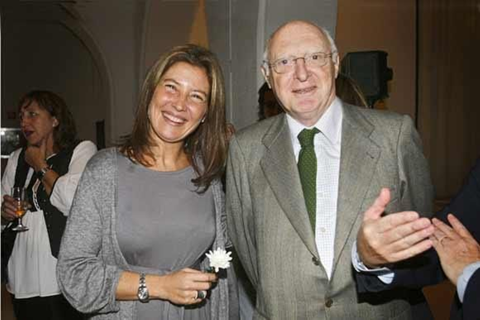 La bailaora Sara Baras, que ha servido de imagen para la portada de ‘El Conciso’, aparece con José Pedro Pérez Llorca.

Foto: Joaquin Pino/Julio Gonzalez