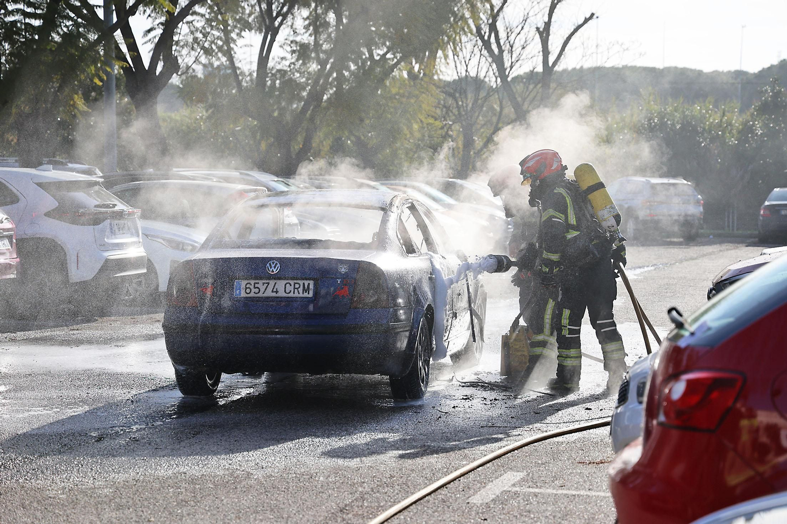 Imágenes del incendio de un vehículo en el Hospital Juan Ramón Jiménez