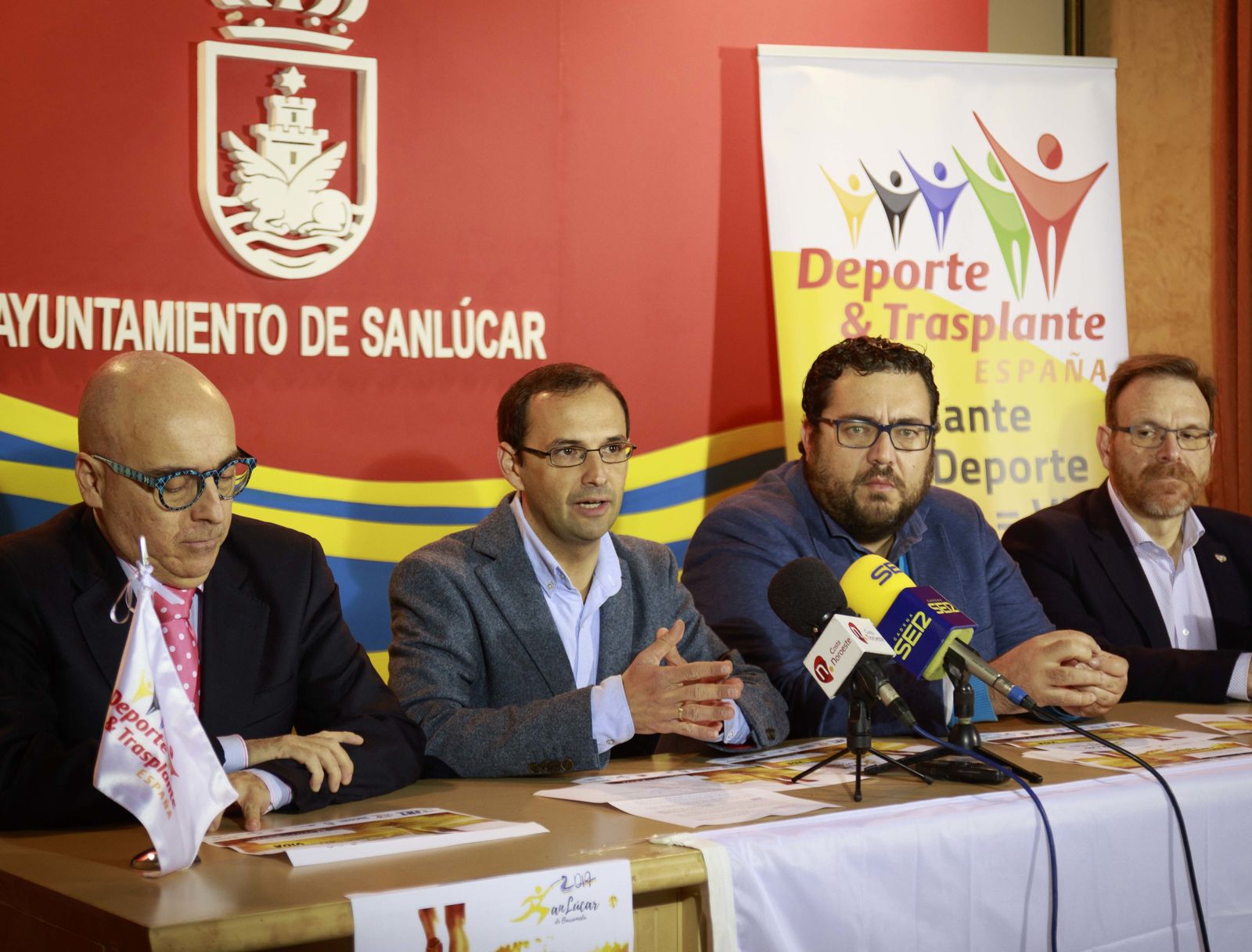 El alcalde sanluqueño toma la palabra durante el acto de presentación.