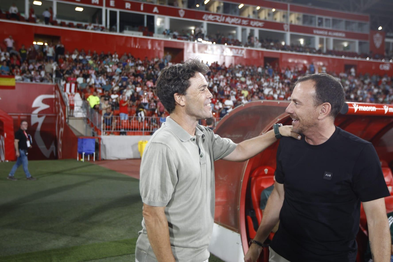 Rubi y Alberto González se saludan antes del comienzo del encuentro entre rojiblancos y manchegos.