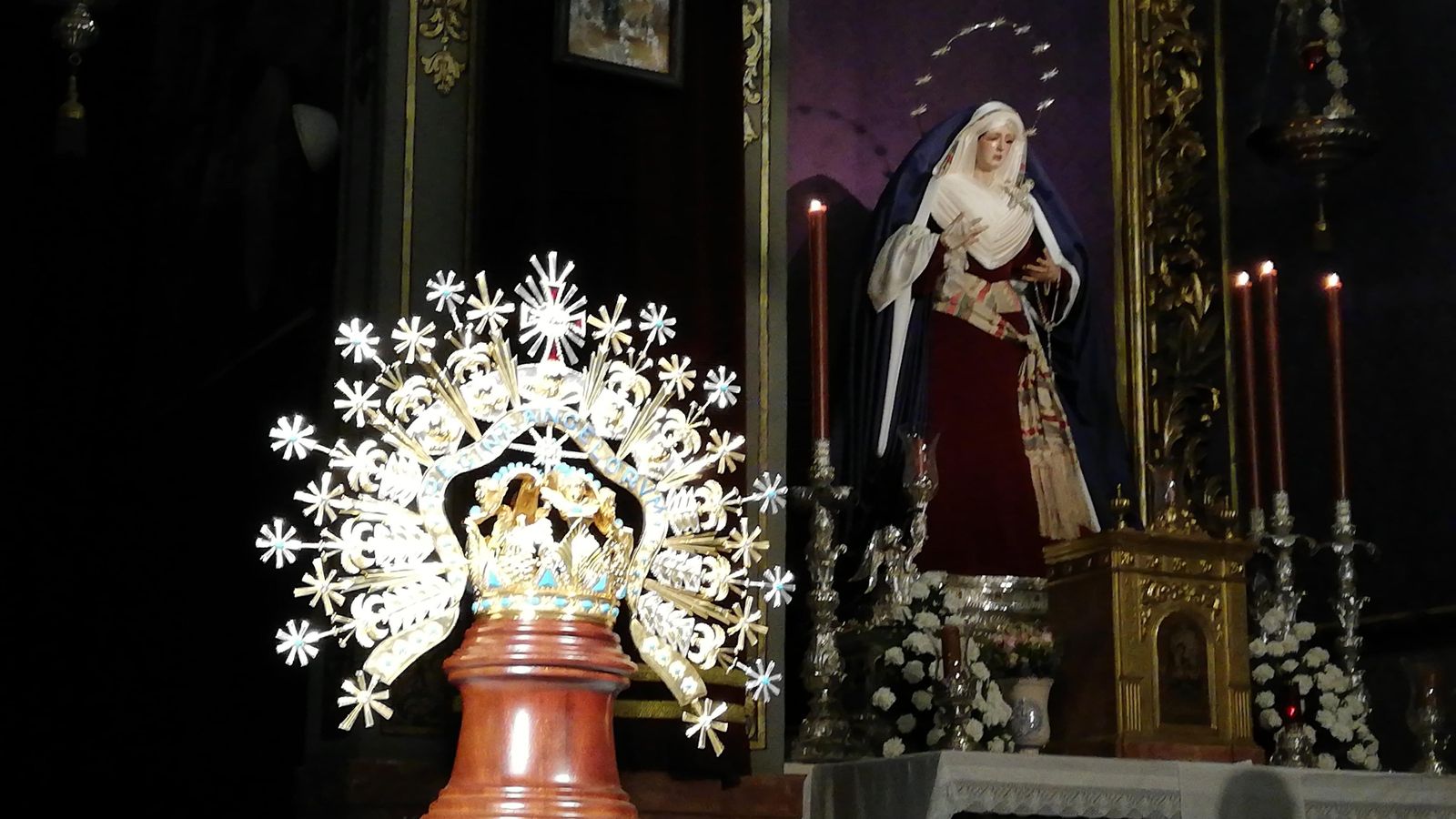 La corona presentada con la Virgen de los Ángeles en su altar