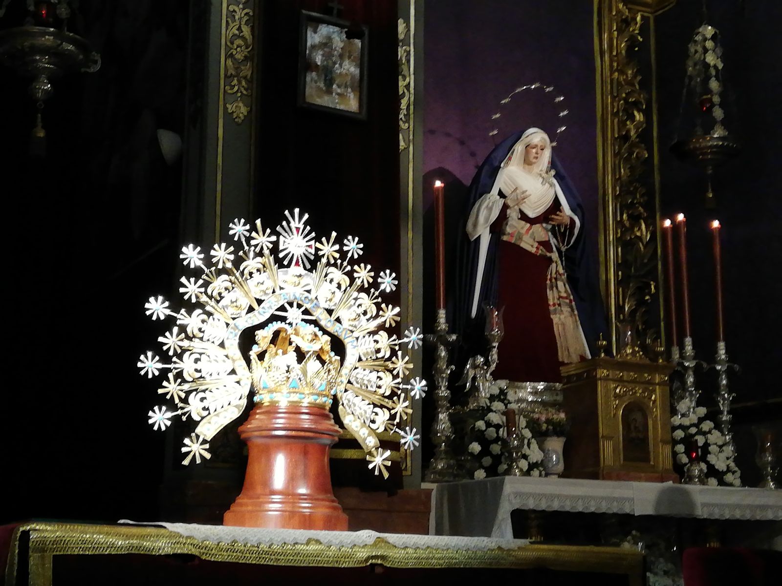 La corona presentada con la Virgen de los Ángeles en su altar