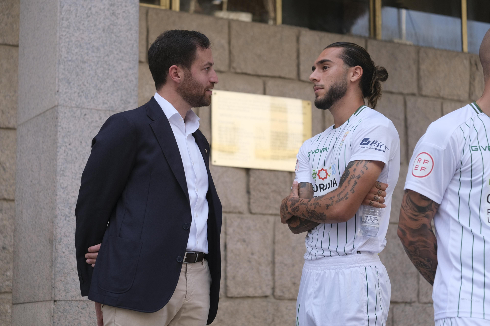 La visita del Córdoba CF al Ayuntamiento de Córdoba, en imágenes