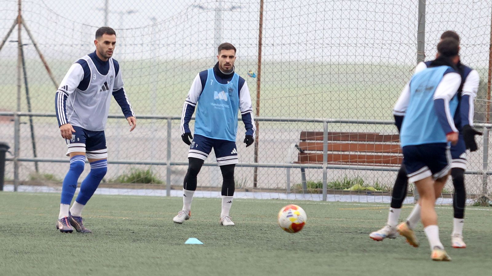 Nané, a la izquierda, en el entrenamiento de ayer en Picadueñas.