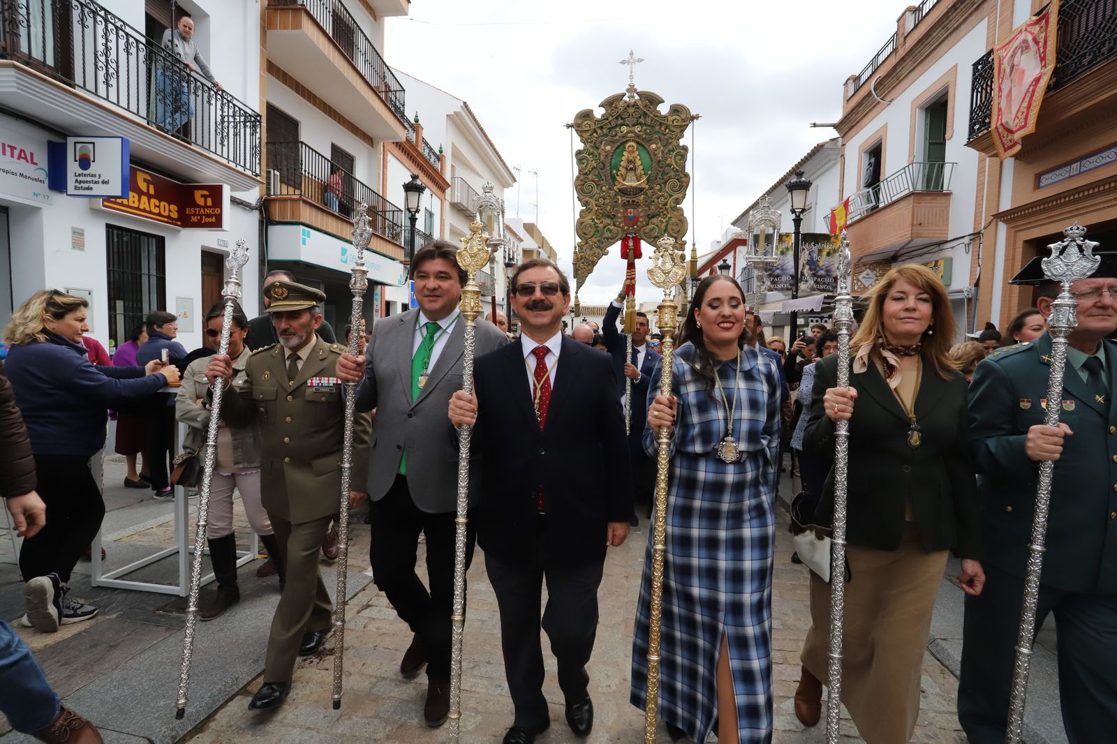 Imágenes de la misa de la Hermandad del Rocío de Huelva ante la Virgen del Rocío