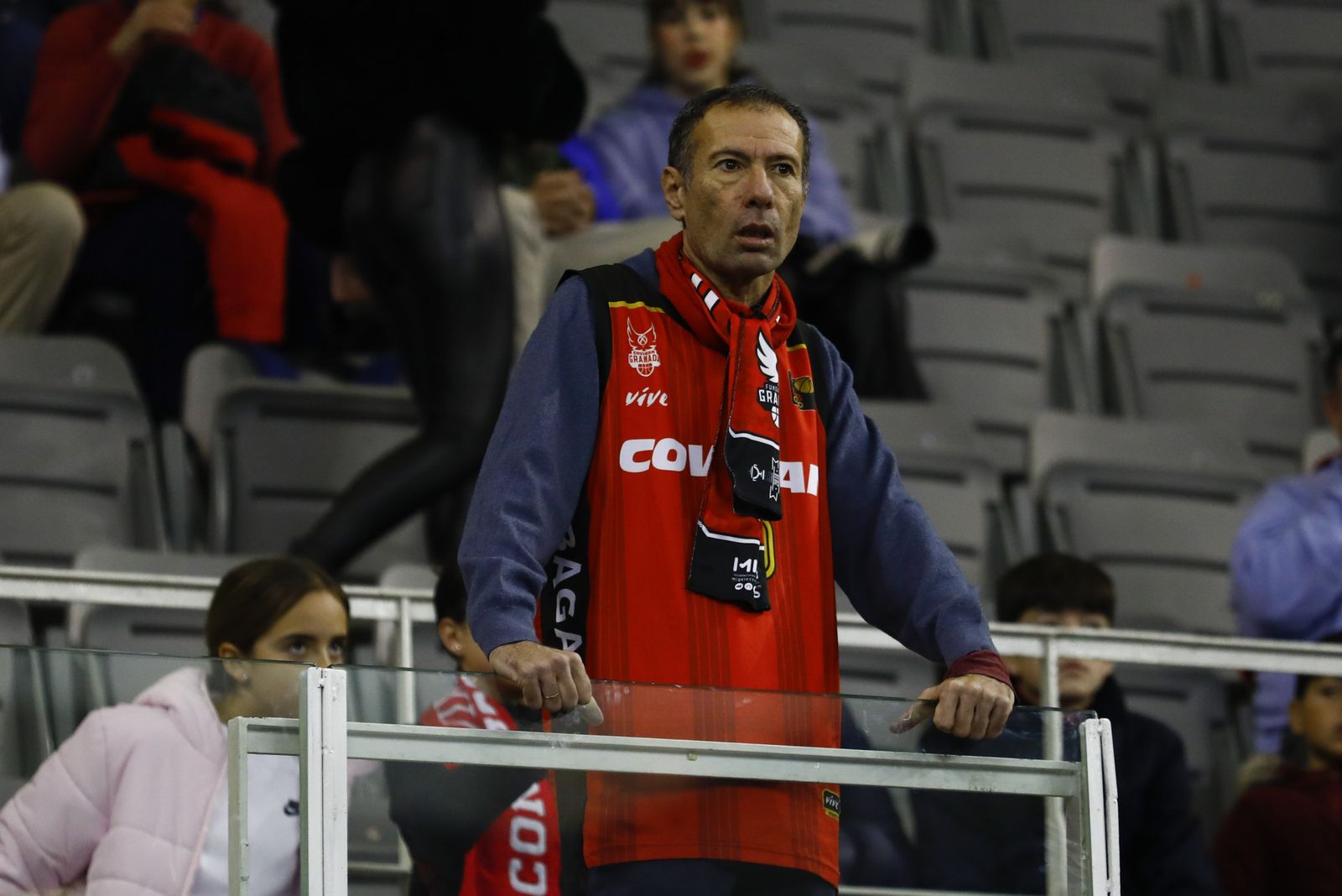 Encuéntrate en la grada del Palacio en el Covirán - Obradoiro