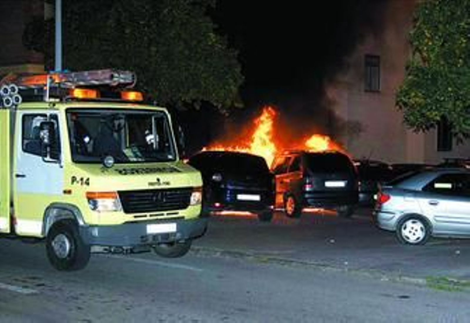Dos de los coches arden y el tercero comienza a verse afectado a la llegada de los bomberos al lugar.