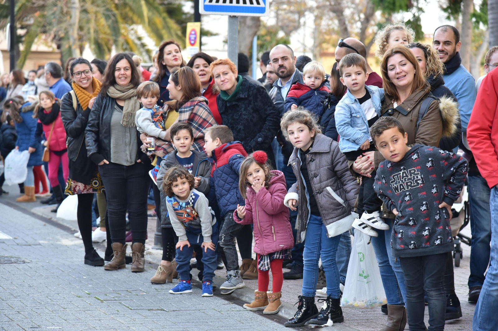 Los niños esperan la cabalgata de Reyes en Palmones.