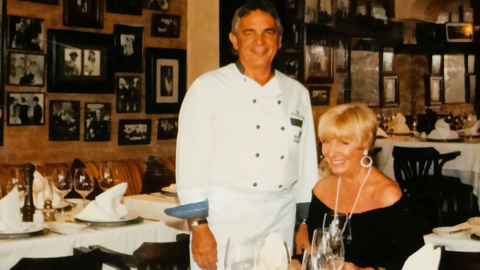 Jill Lindberg , rodeada de las fotos que decoran su restaurante.