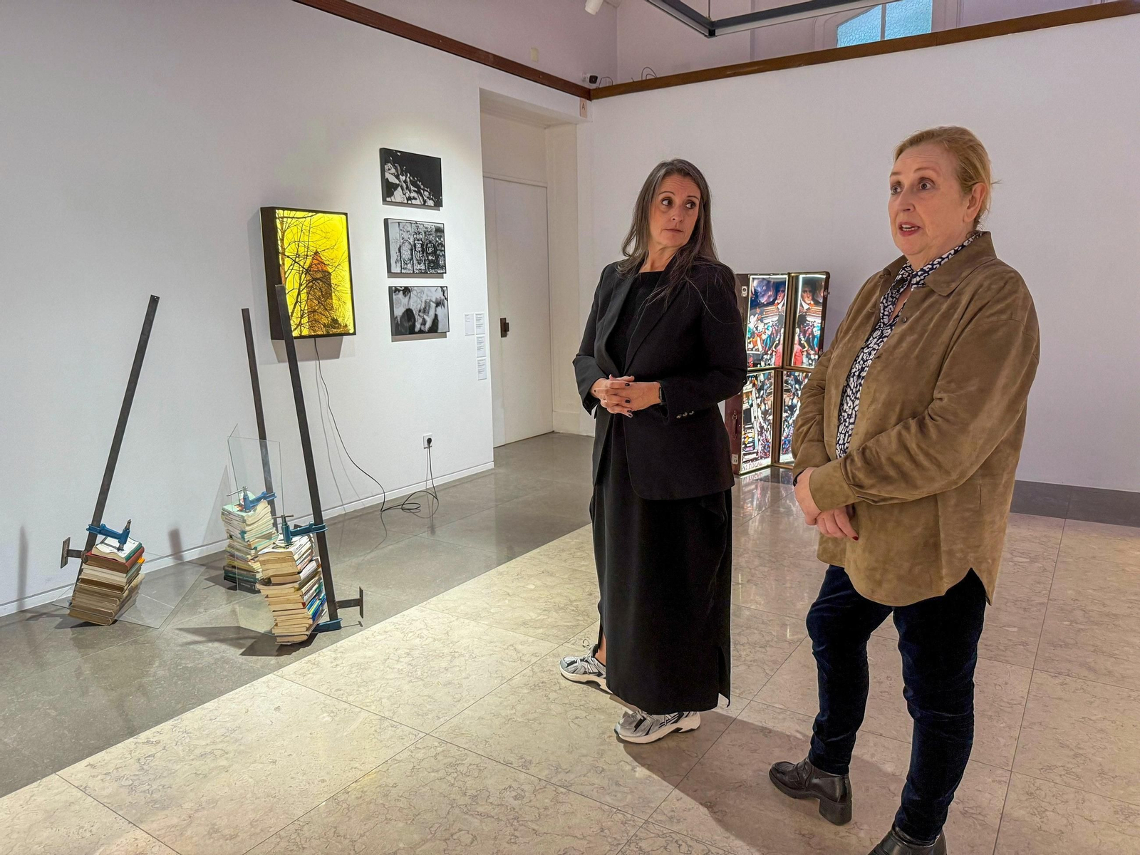 Mercedes Cerón (i), comisaria de la retrospectiva en Lisboa dedicada al artista jerezano Chema Alvargonzález, junto a la hermana del creador, Columna Alvargonzález.