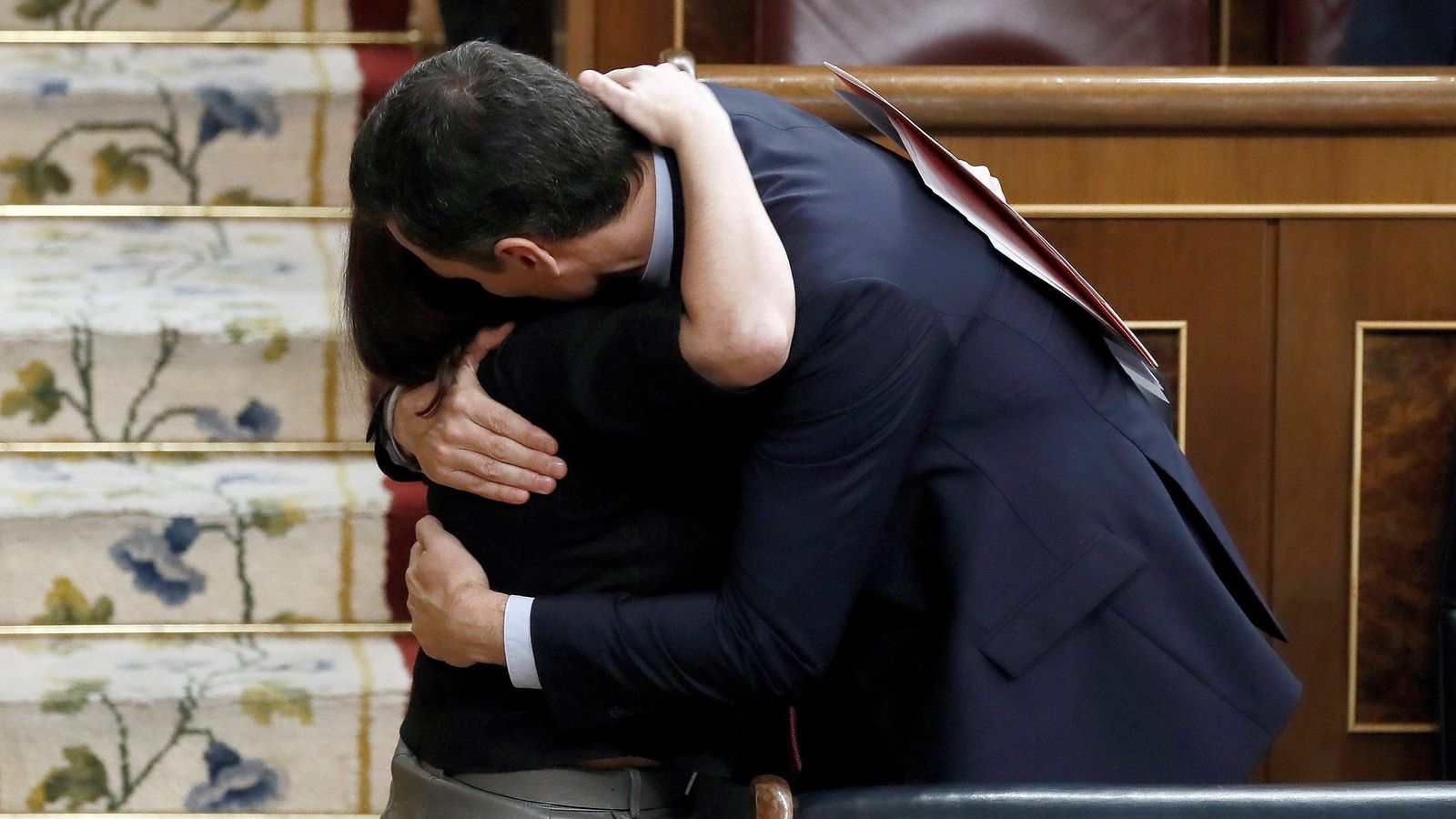 La portavoz socialista Adriana Lastra felicitada por el presidente del Gobierno en funciones, Pedro Sánchez, tras su intervención