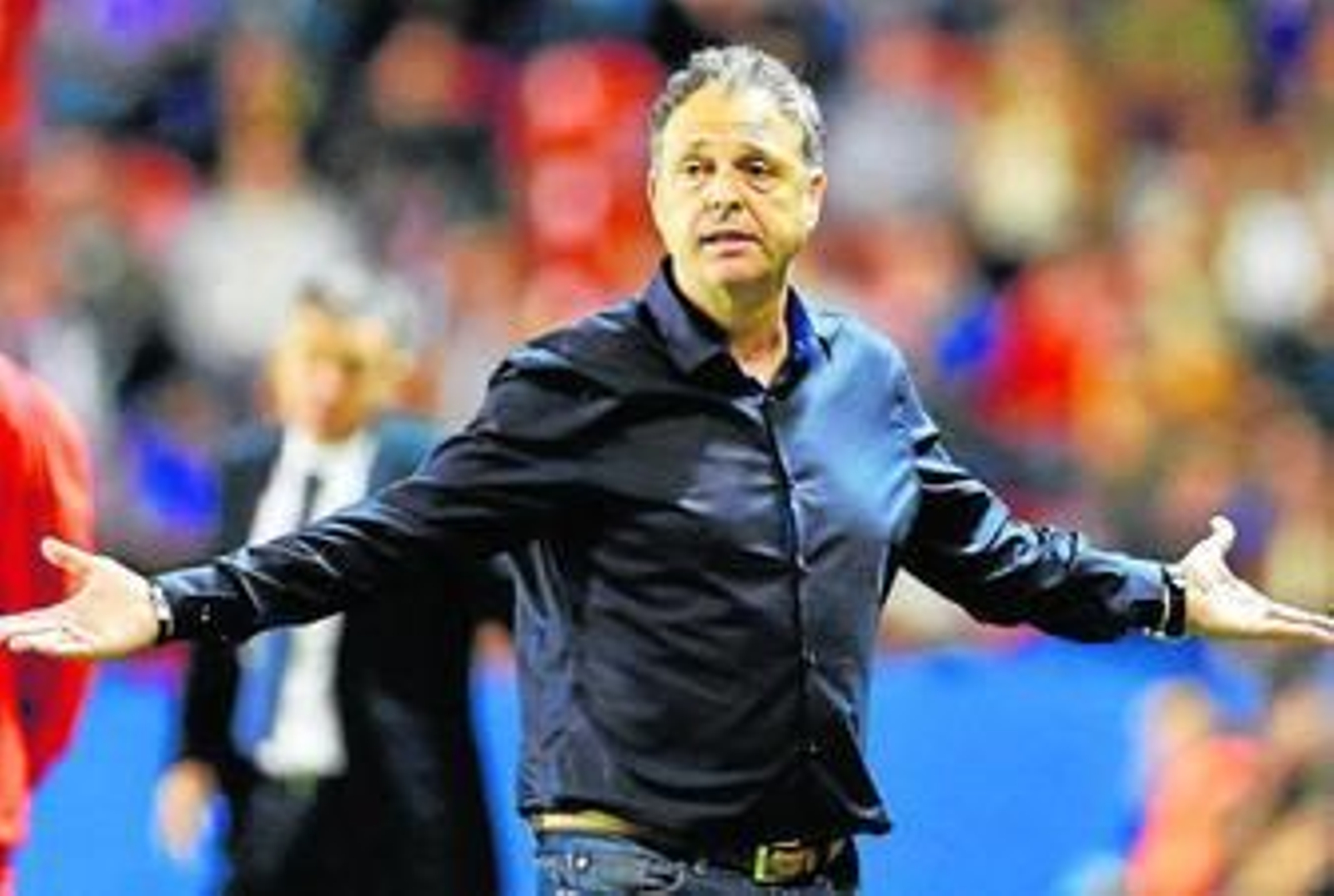 Joaquín Caparrós gesticula durante el partido contra el Granada en Valencia esta pasada temporada.