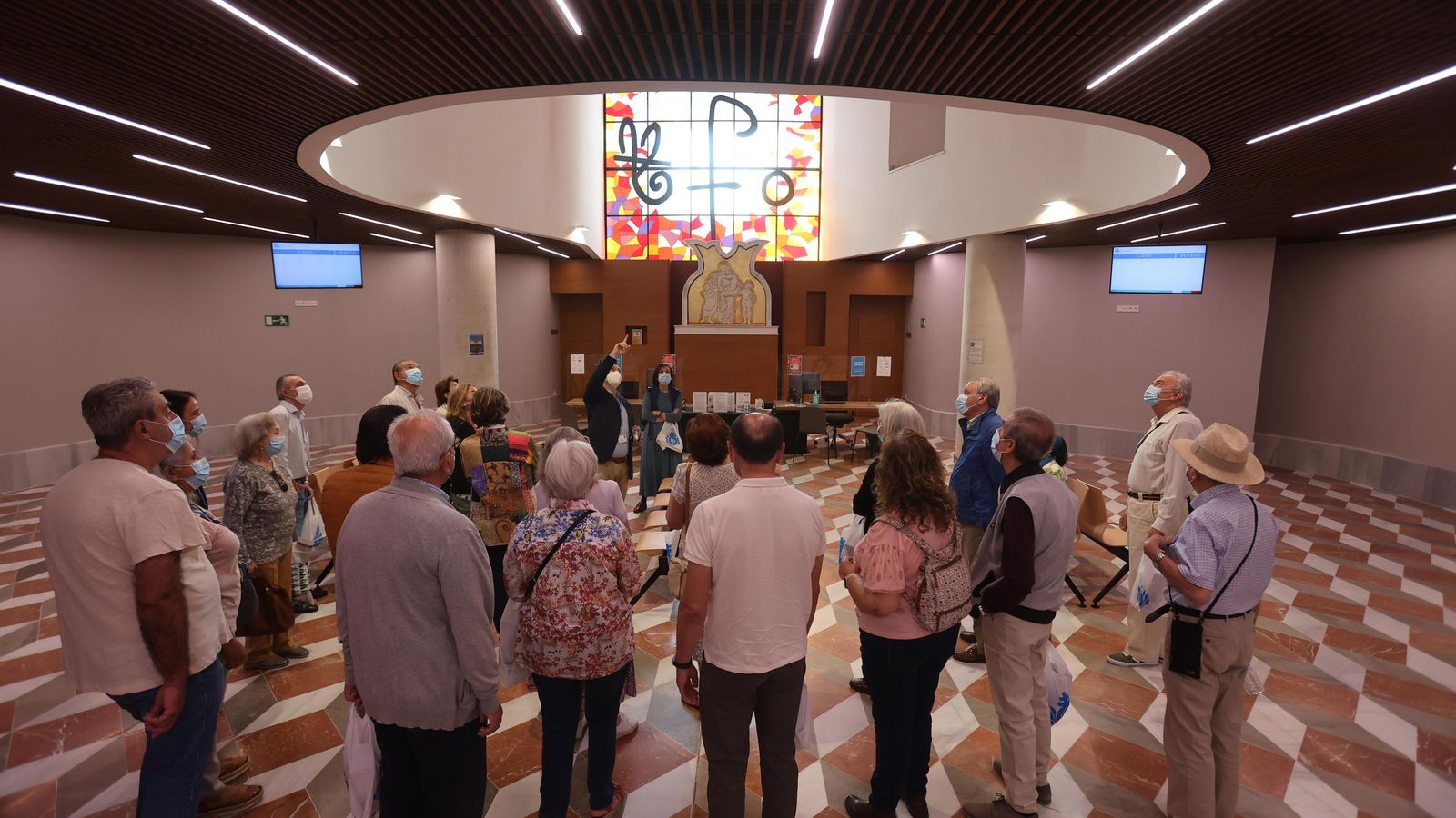 El grupo de visitantes durante una parte del recorrido por las instalaciones.