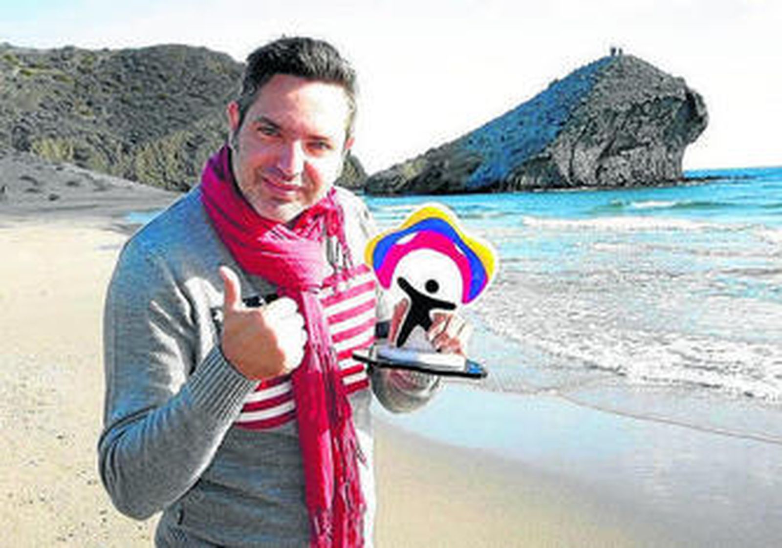 Carlos Felipe Ortiz en la playa de Mónsul con el Indalo del Patronato.