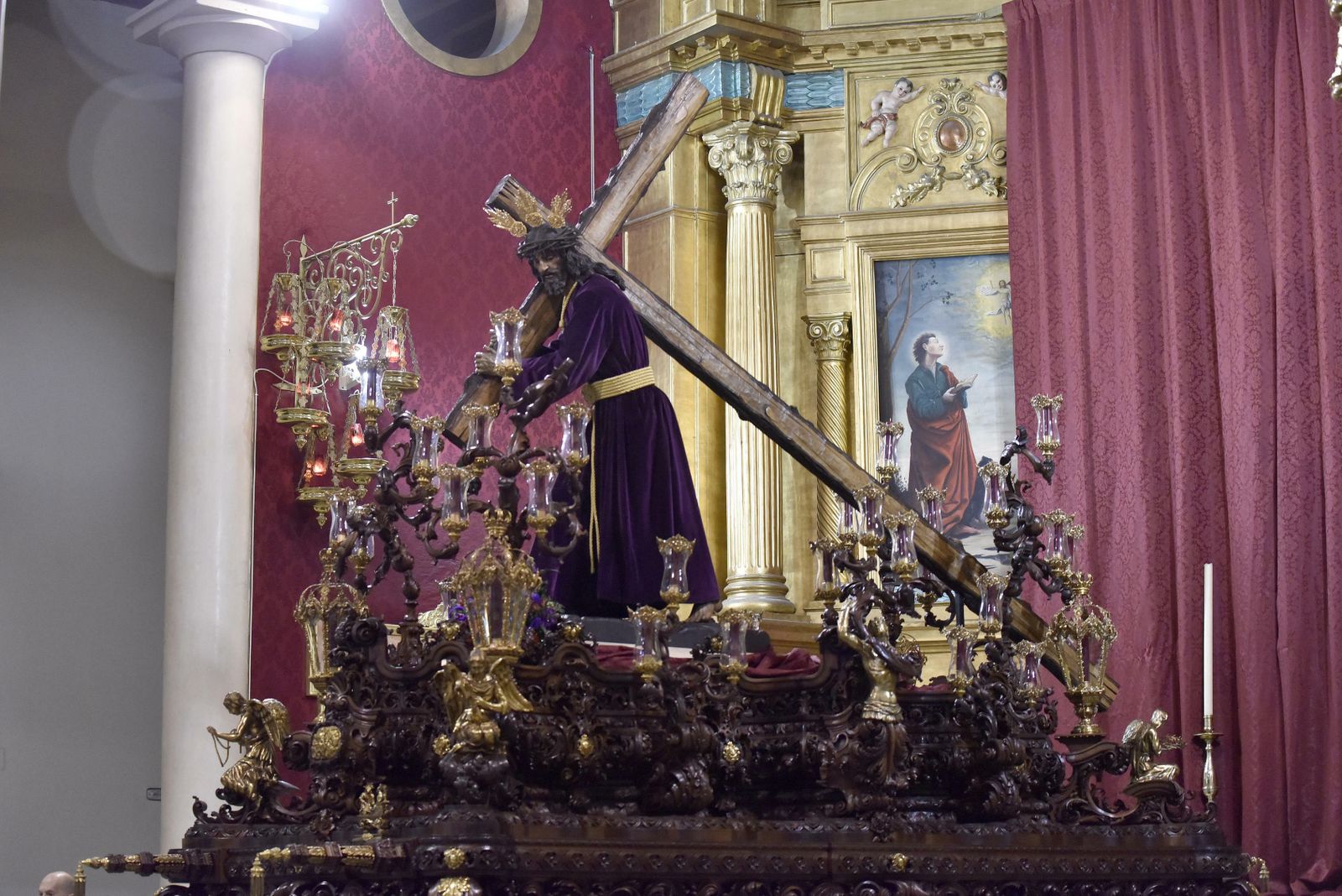 El Nazareno del Cerro salió por primera vez en el Martes Santo A las 12:00 del martes 16 de abril de 2019 se cumplió el sueño de laHermandad del Cerro del Águila. El Nazareno de la Humildad salía a la calle y se incorporaba así a la cofradía en elMartes Santo. La talla de que hizoJuan Manuel Miñarroen 2014 salió a la calle un lustro después. Y lo hizo como el principal estreno de laSemana Santa de 2019.