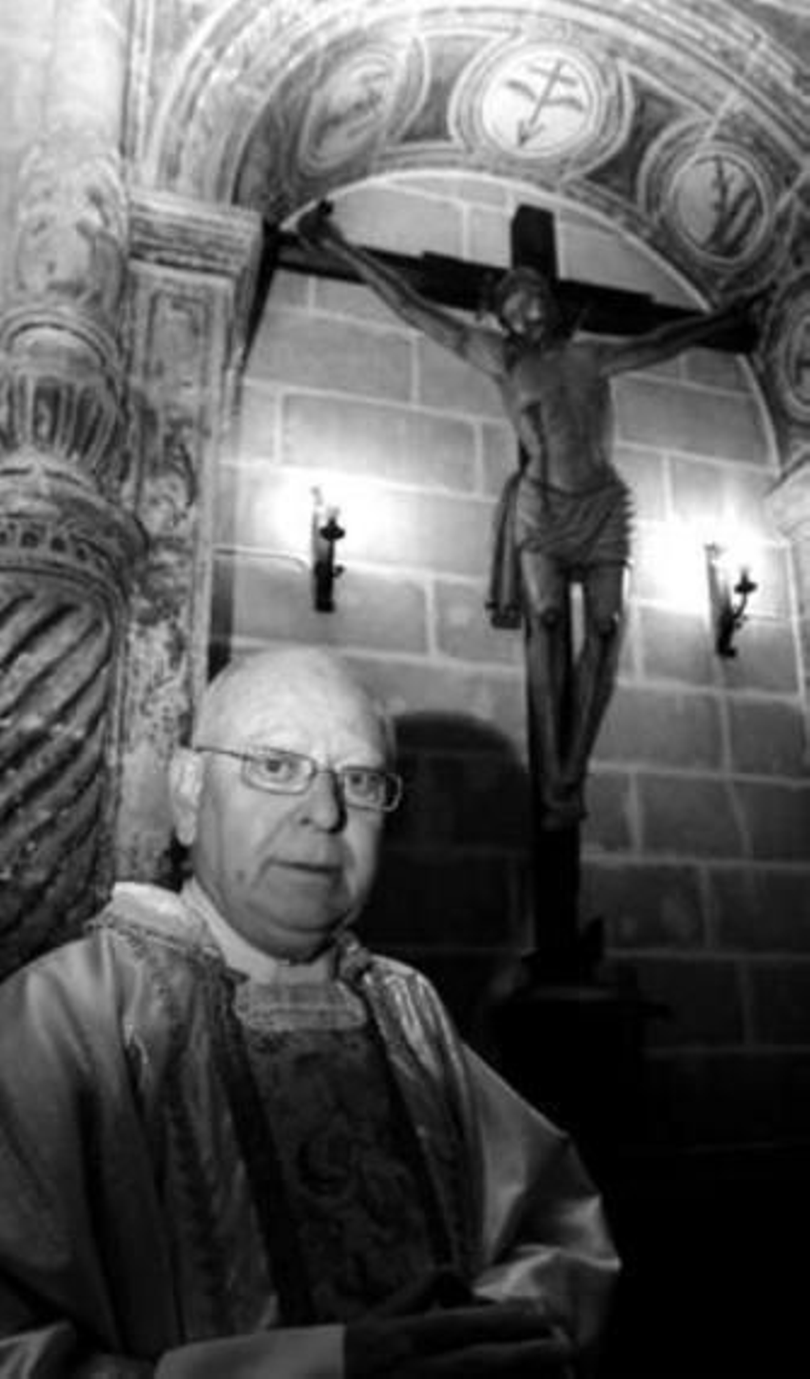José María Berraquero en la sacristía de San Miguel antes de oficiar la misa en dicho templo.