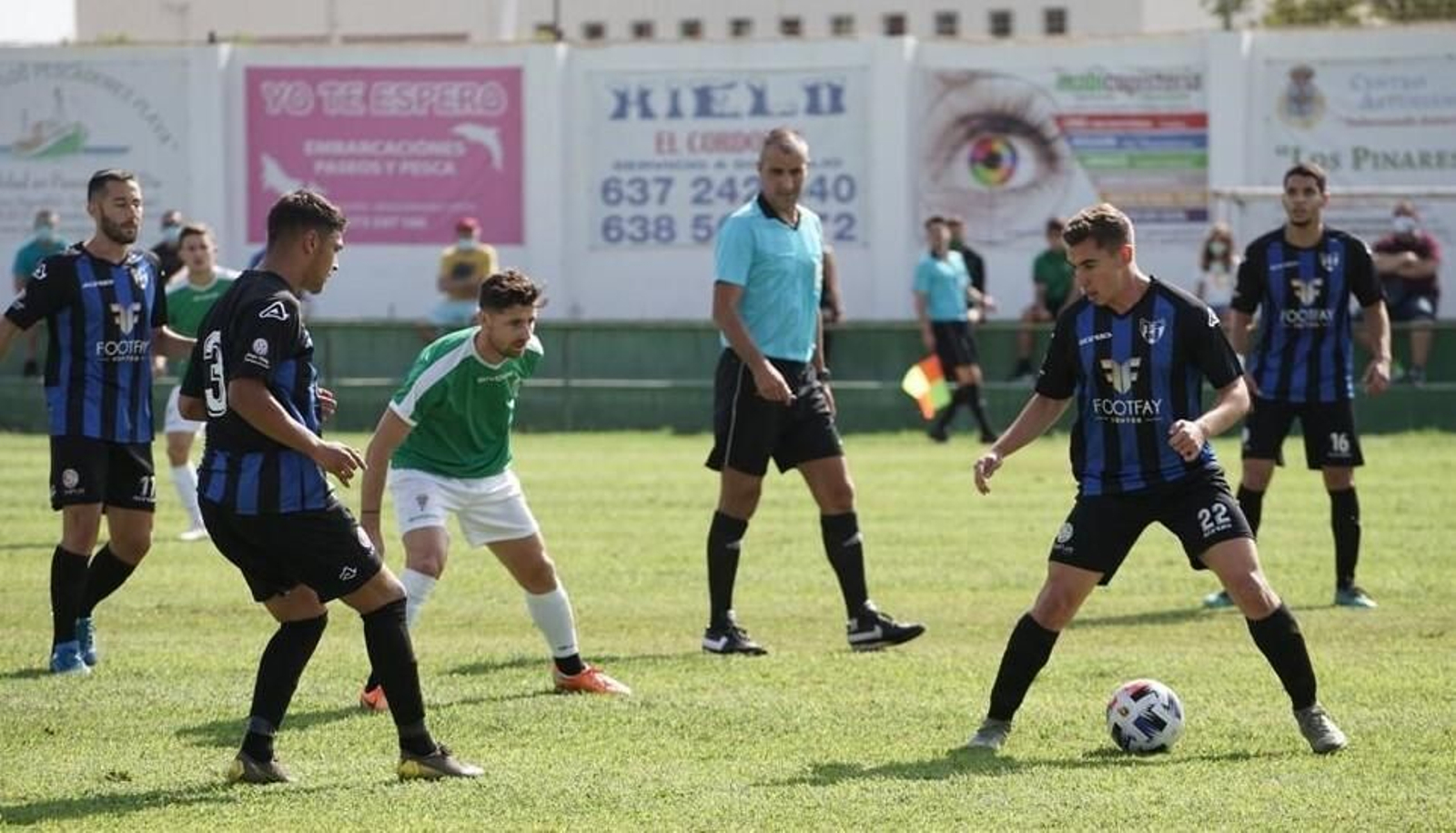 Javi Flores presiona a un jugador del Juventud Torremolinos.