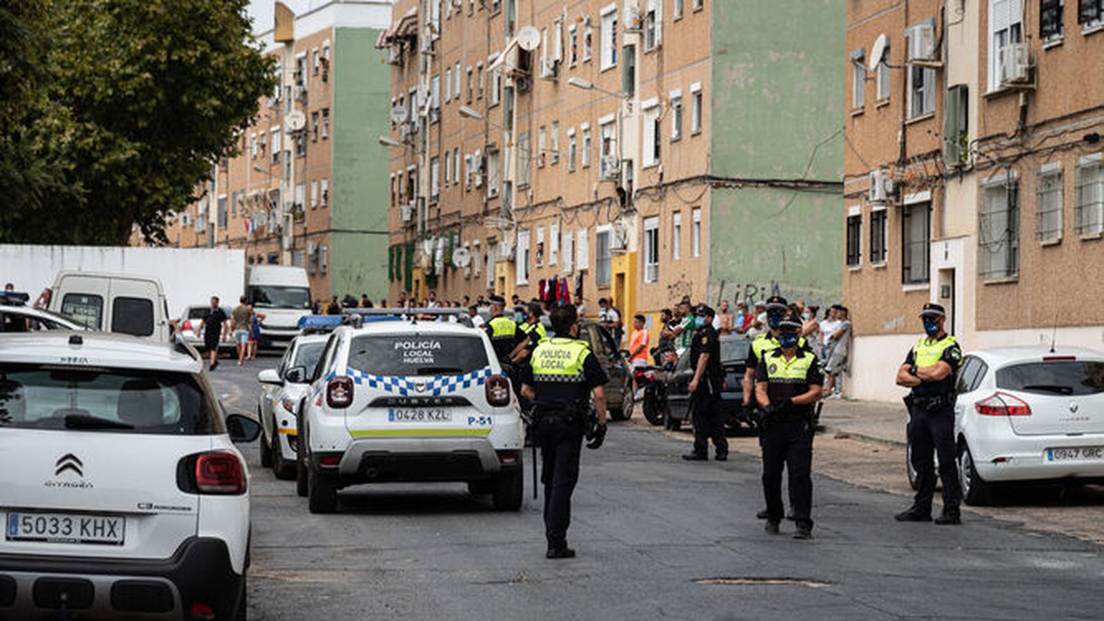 La Policía interviene en la pelea en la Barriada del Torrejón.