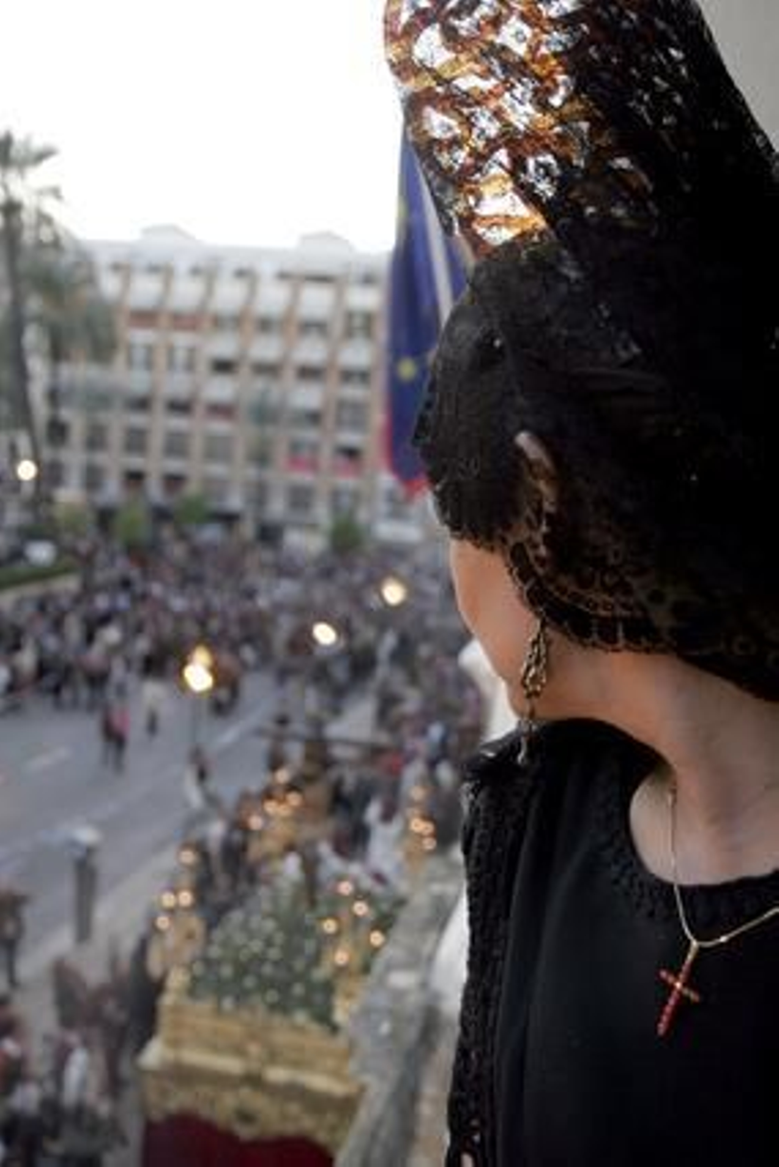 La ciudad se echó a la calle para acompañar a los pasos. Fotos: Espínola / Begoña Mora