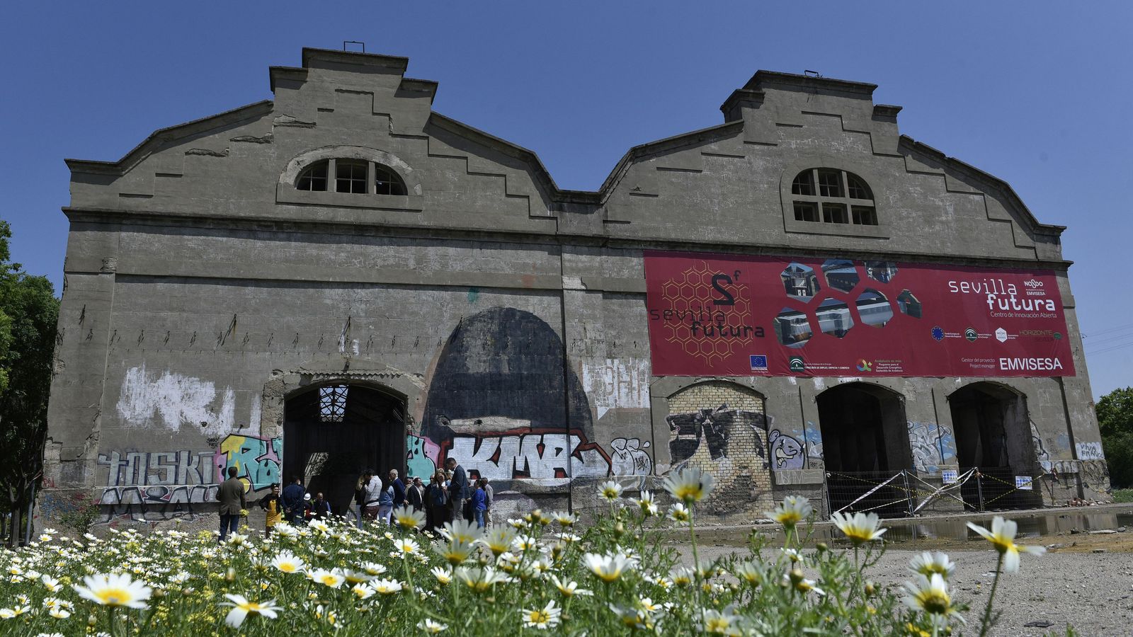 Una de las fachadas de las naves de Renfe de San Jerónimo.