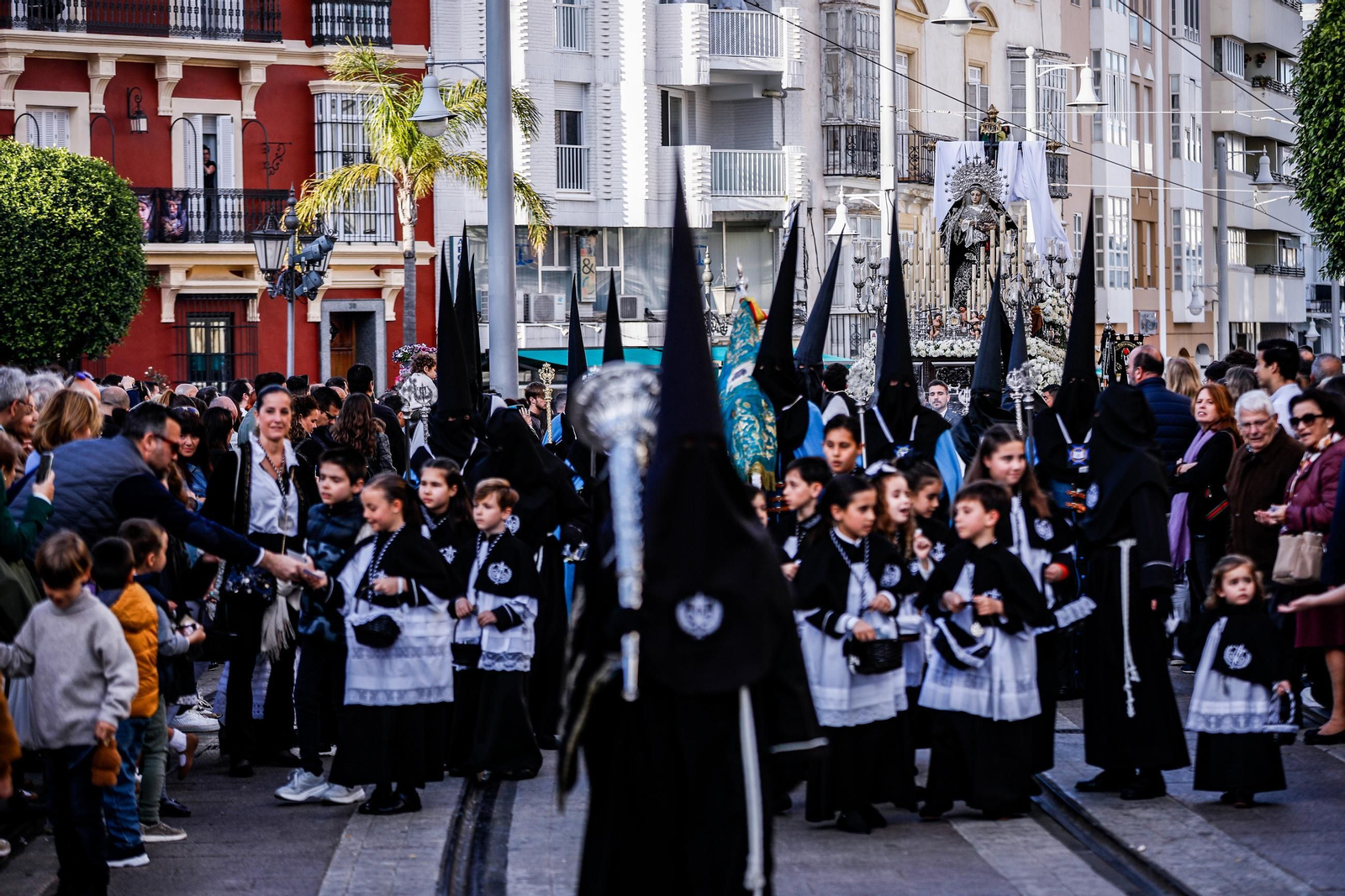 Imágenes de la salida de la Soledad en la Semana Santa de San Fernando 2025