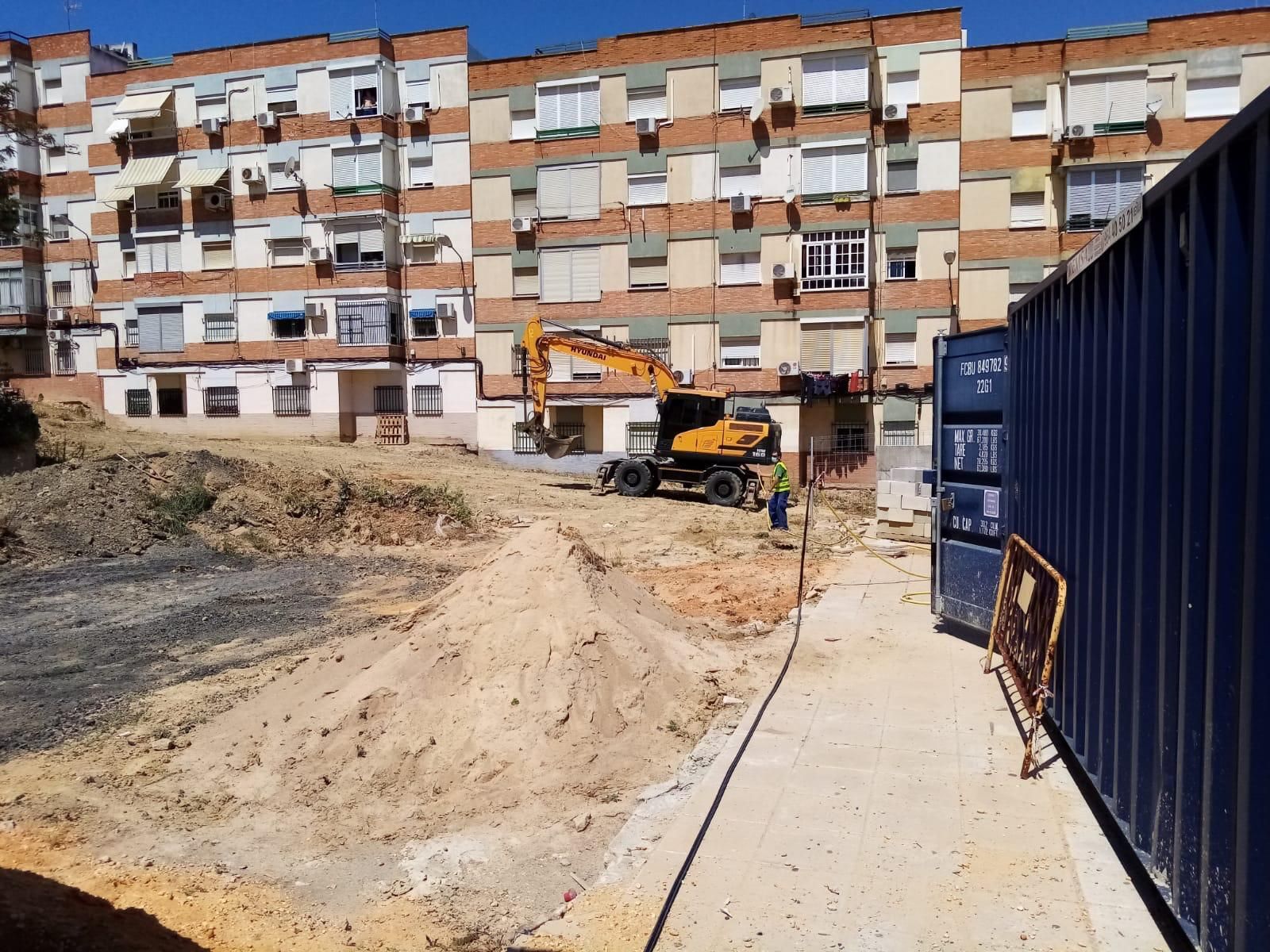Las máquinas y los obreros han vuelto a la Plaza de Andalucía de la capital onubense.