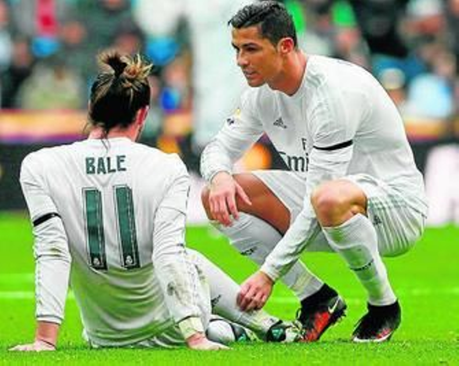 Cristiano Ronaldo se interesa por Bale, lesionado del gemelo derecho.