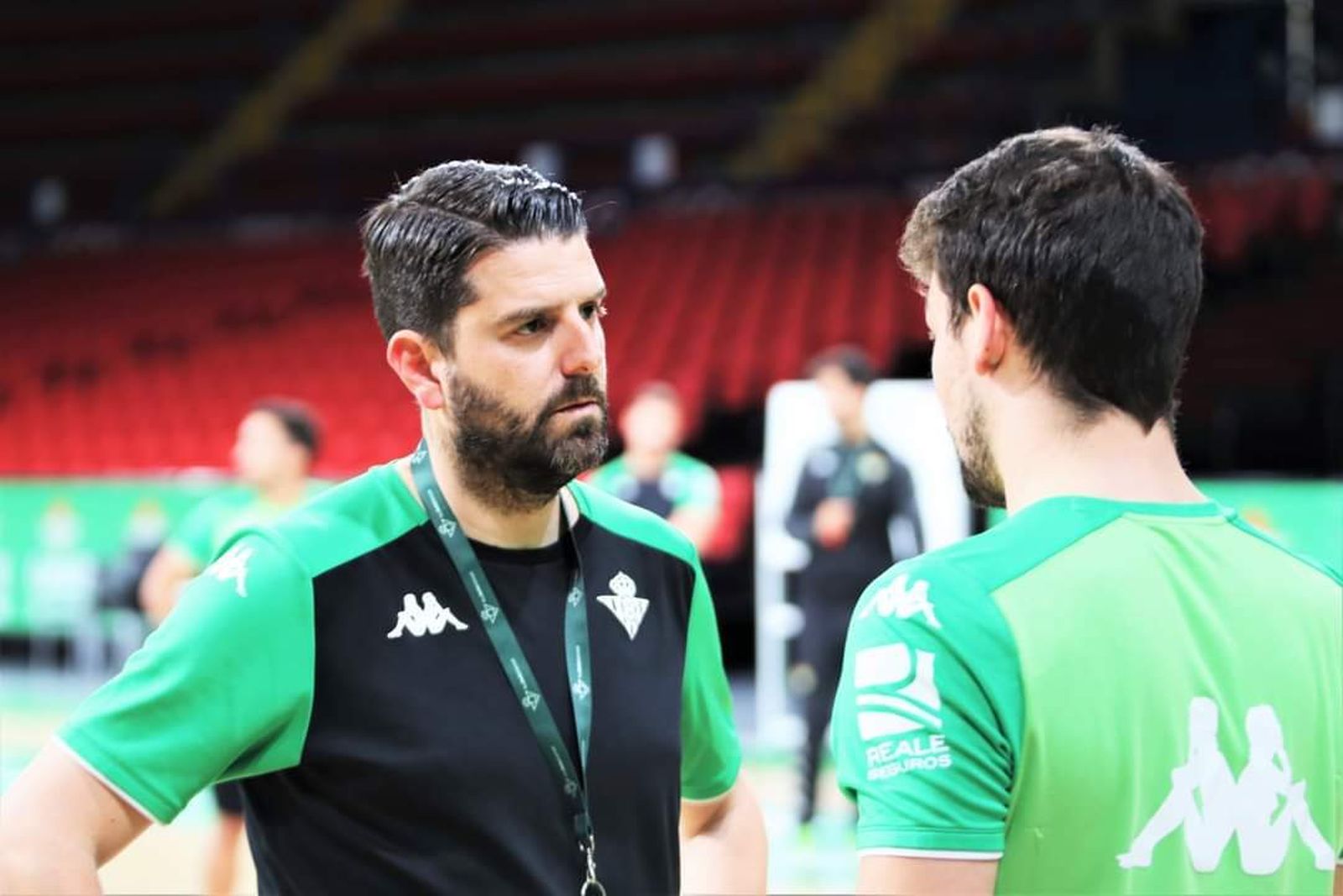 Ramón Martínez conversa con Éric Pérez durante su primer entrenamiento al frente del Betis Futsal.